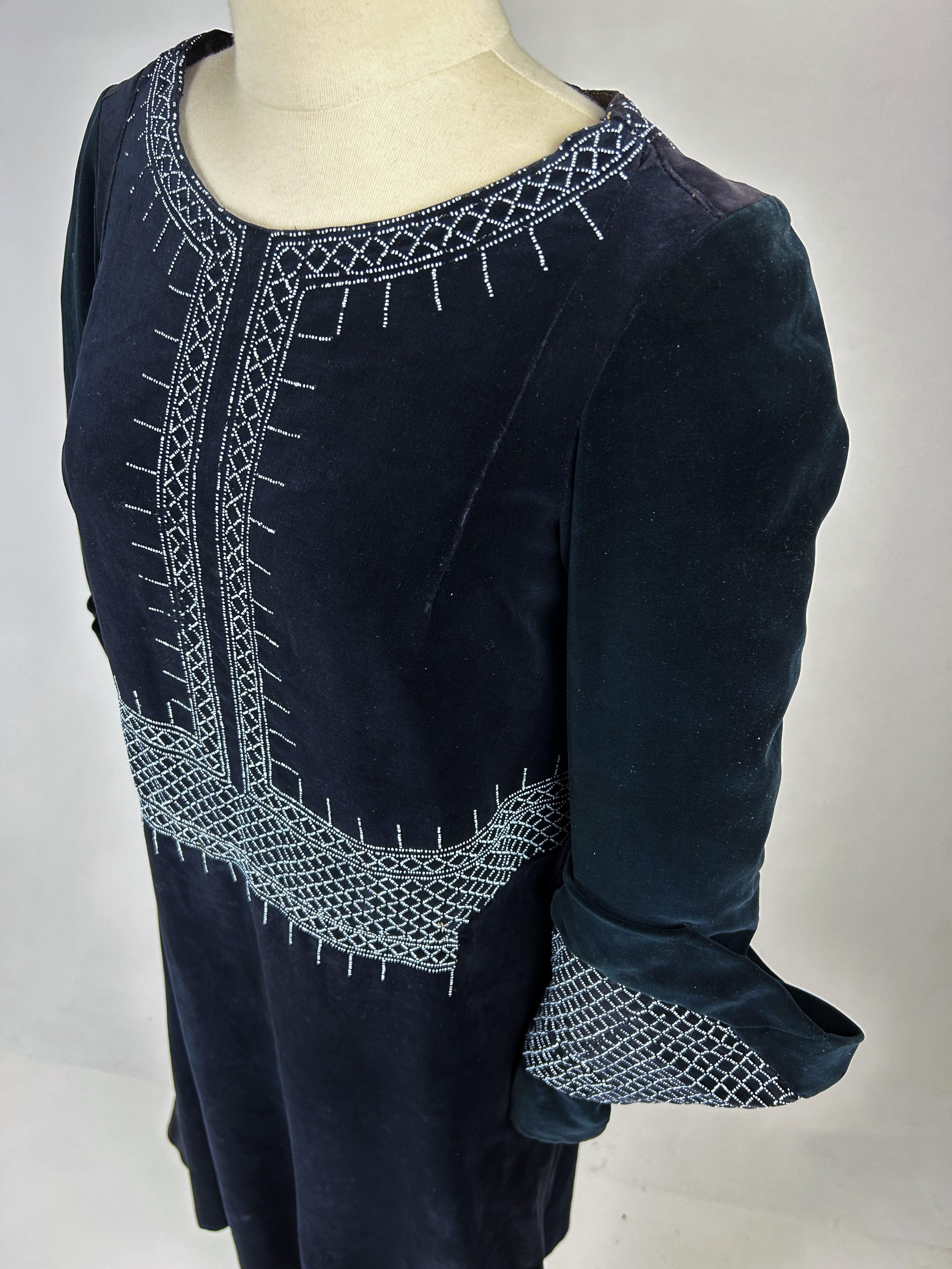 A Navy Velvet Sac Dress with glass beads embroideries - France Circa 1925-1930 For Sale 5