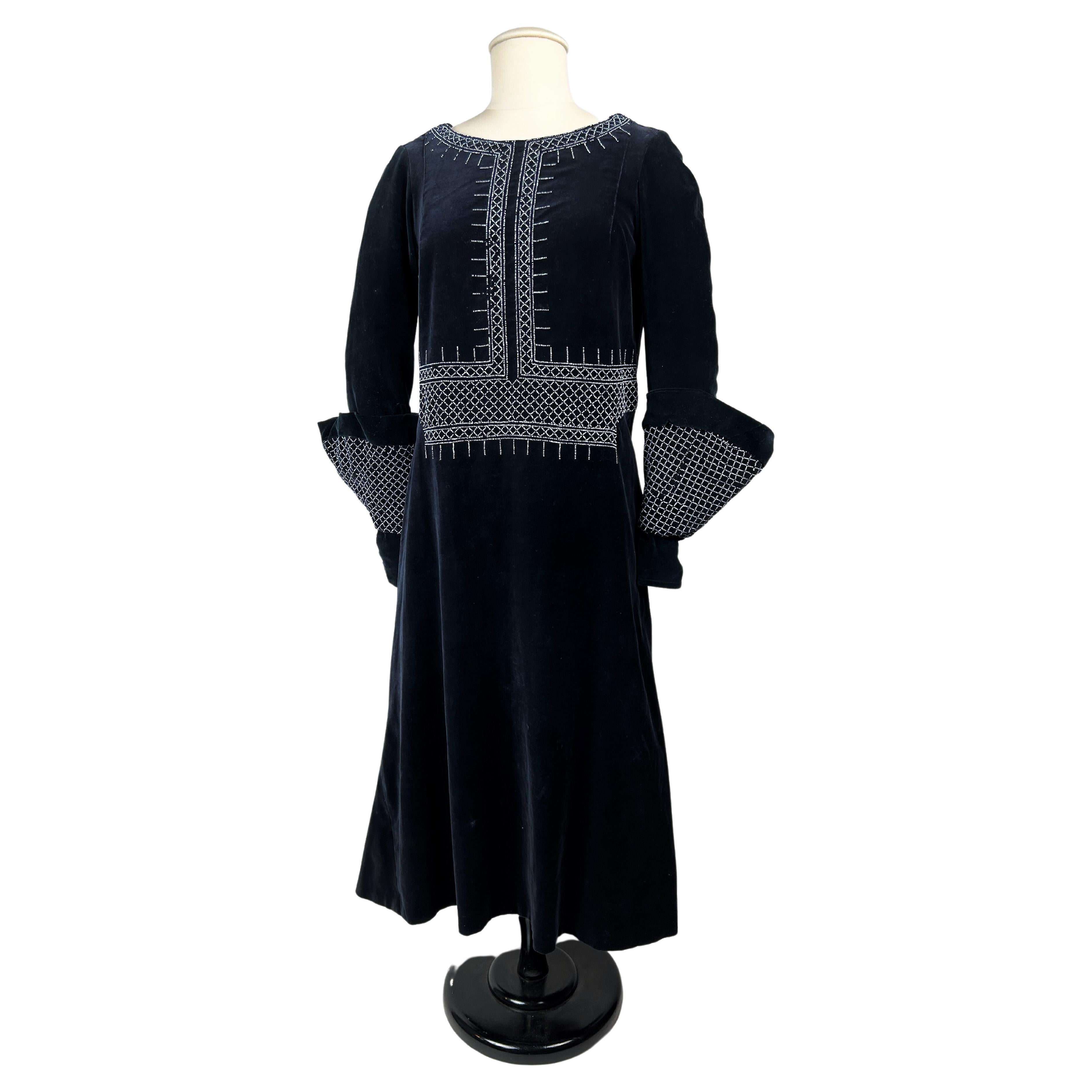 Marineblaues Sac-Kleid aus Samt mit Glasperlenstickereien - Frankreich ca. 1925-1930 im Angebot