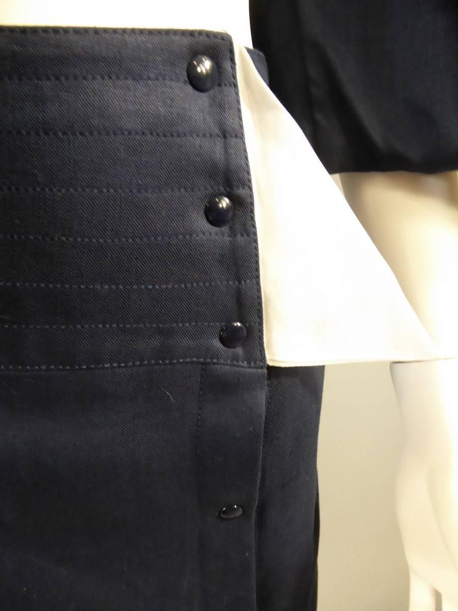 Ein marineblauer und weißer Organzarock von Claude Montana - Französisch CIRCA 1980 Damen im Angebot