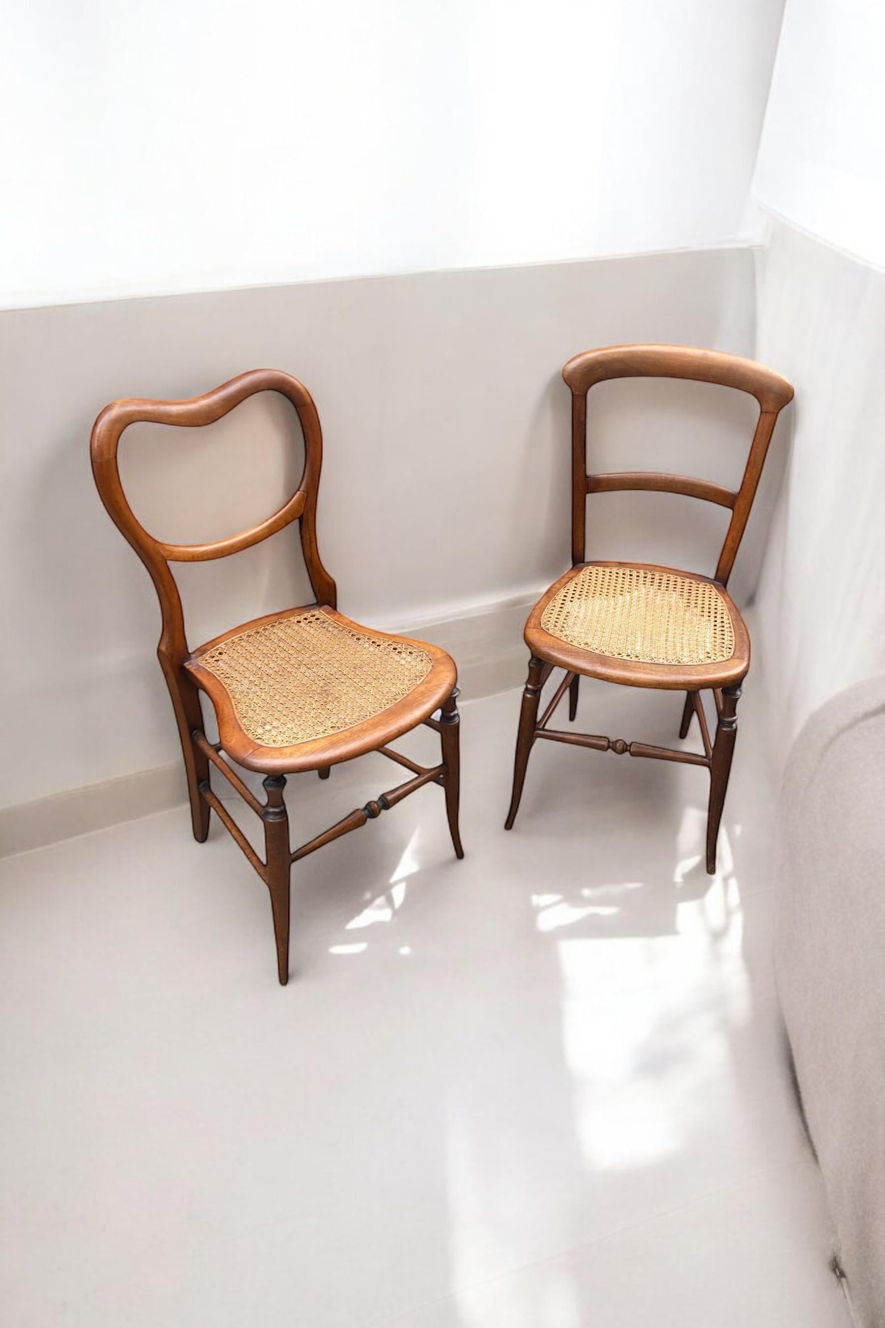 A near pair of Beech framed Victorian side chairs with original Bergere seating. Very good and solid condition.

H: 80 cm

Seat H: 43 cm

D: 40 cm

W: 38 cm