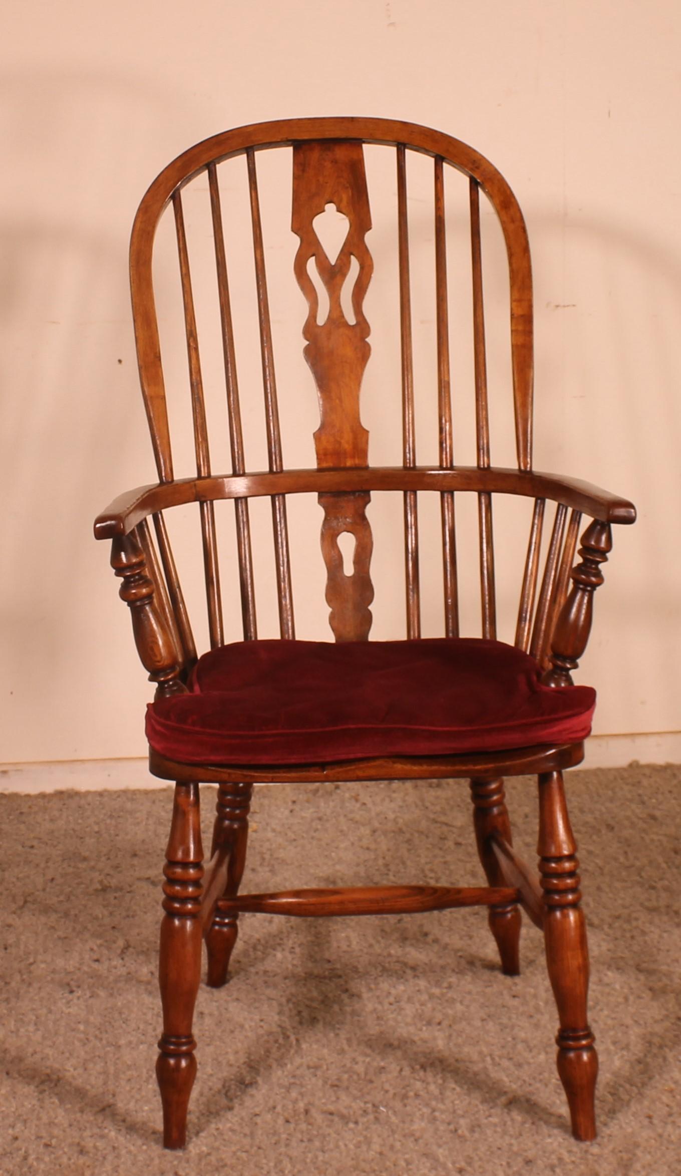 Near Pair of English Windsor Armchairs from the 19th Century 4
