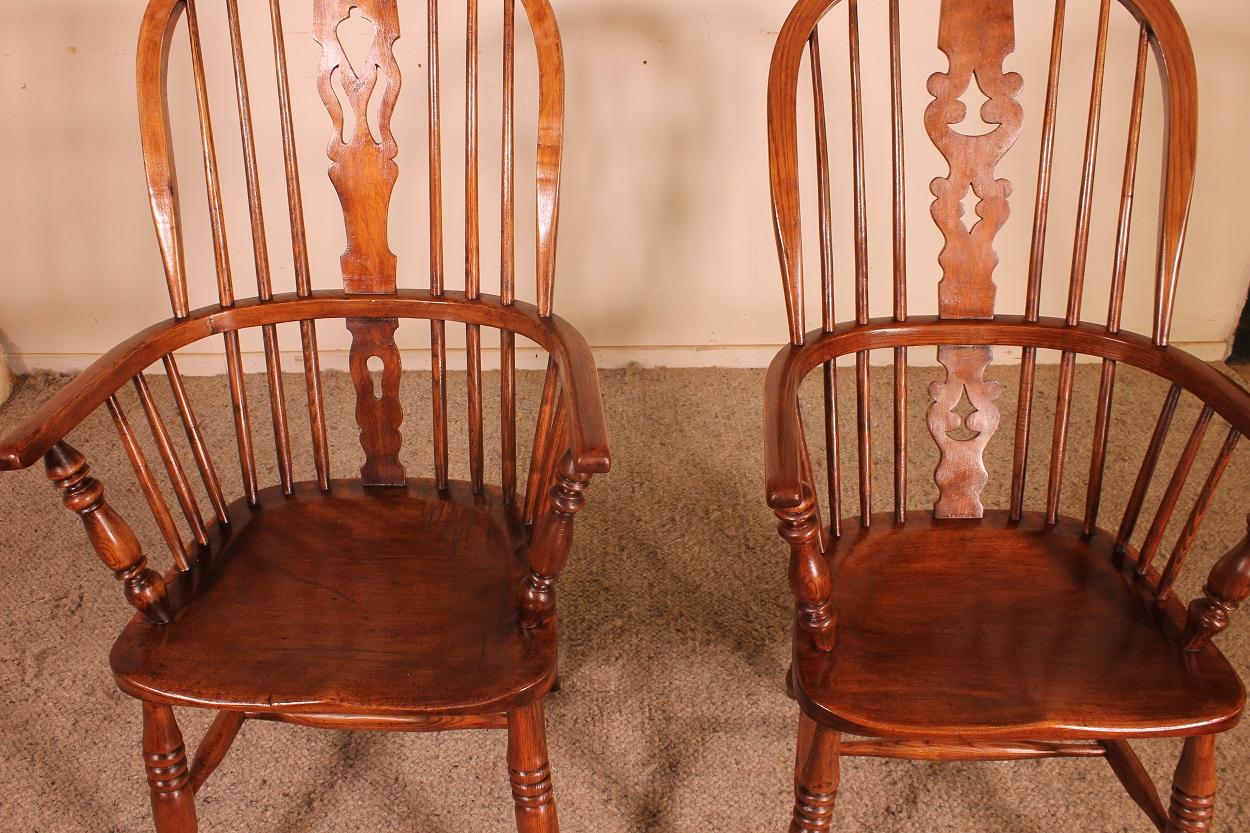 Near Pair of English Windsor Armchairs from the 19th Century 5