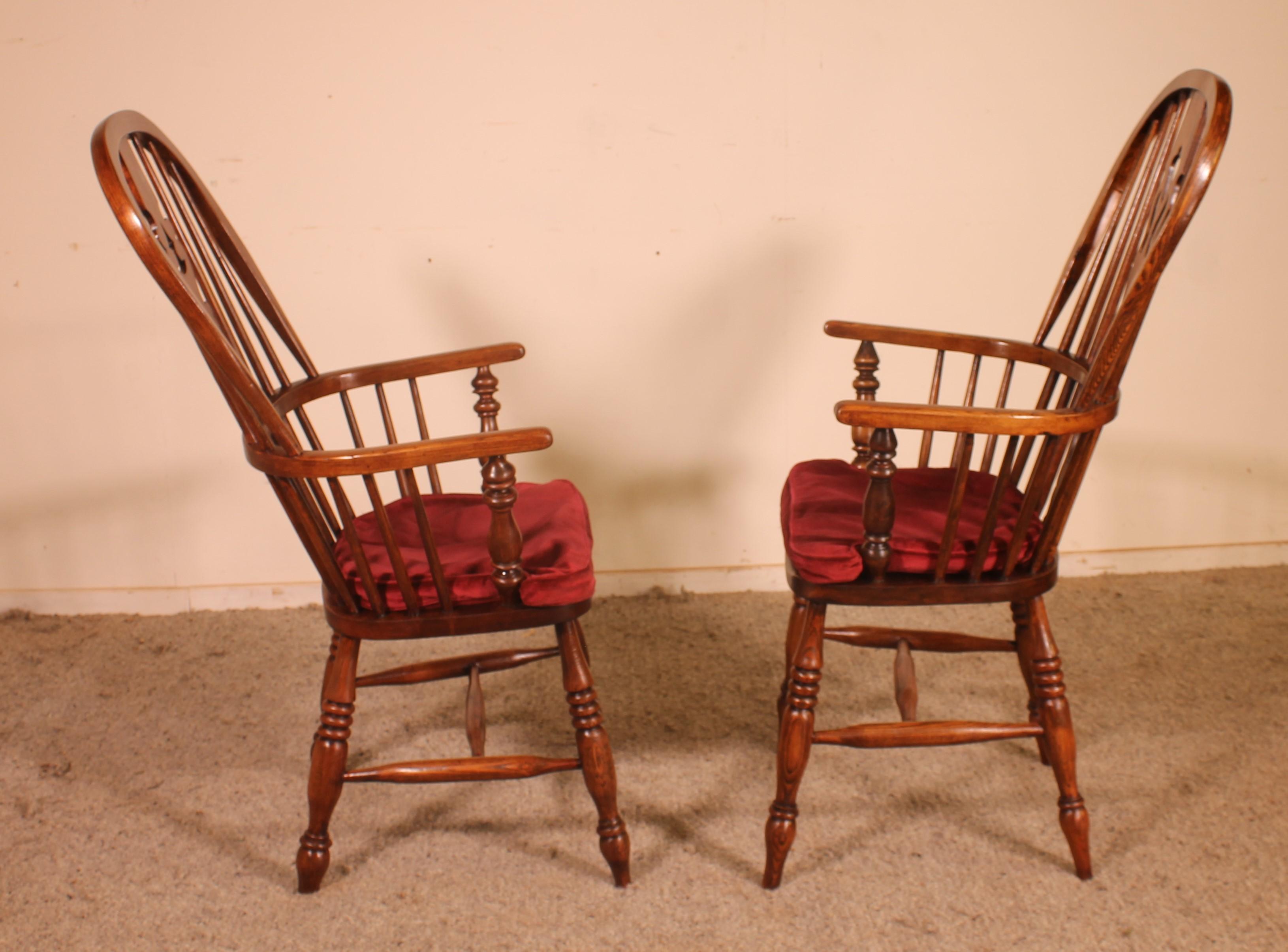 A fine near pair of English windsor armchair from the 19th century in chestnut
Very beautiful armchair of good quality and which has an elegant base and back
Very beautiful patina and in very good condition
The two armchairs have red velvet
