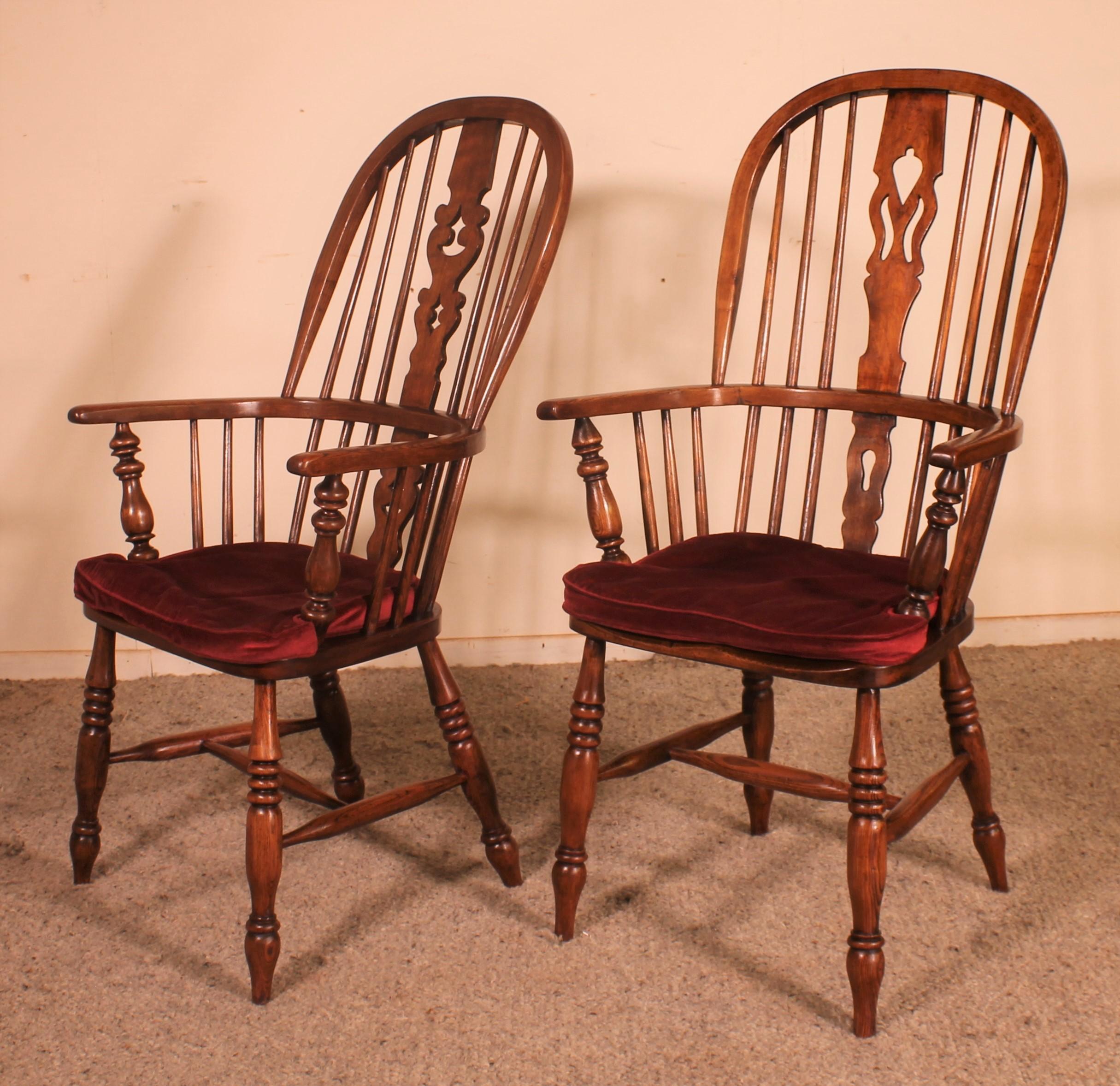 Near Pair of English Windsor Armchairs from the 19th Century In Good Condition In Brussels, Brussels