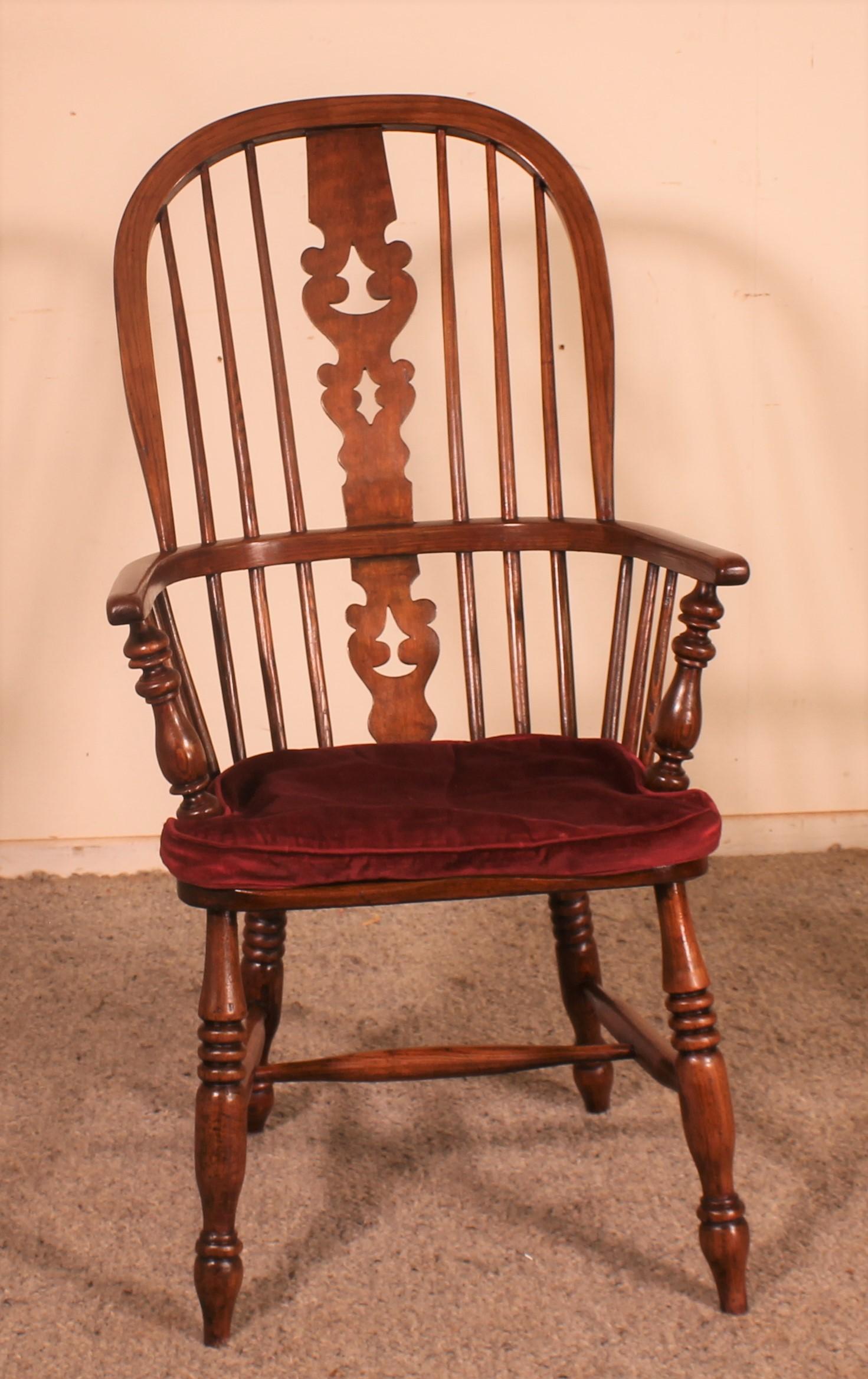 Chestnut Near Pair of English Windsor Armchairs from the 19th Century