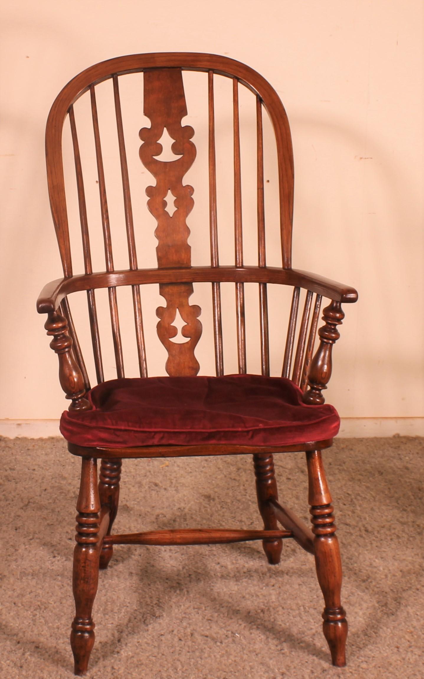 Near Pair of English Windsor Armchairs from the 19th Century 1