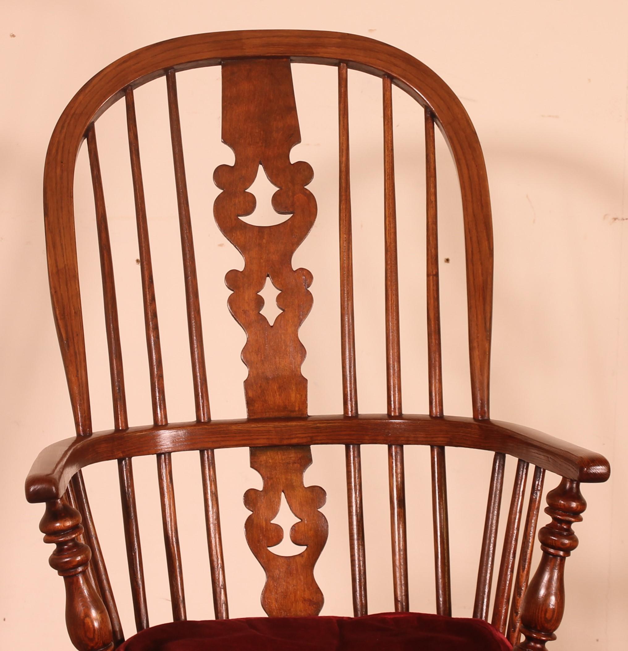 Near Pair of English Windsor Armchairs from the 19th Century 2
