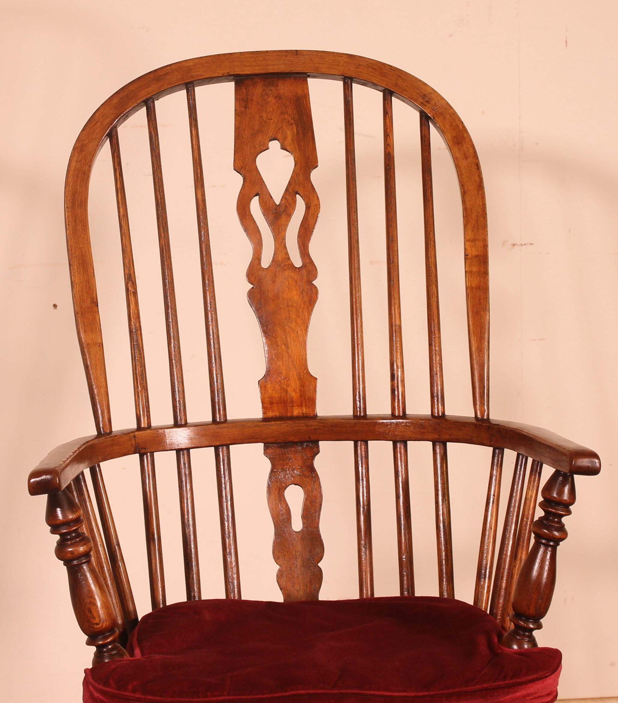 Near Pair of English Windsor Armchairs from the 19th Century 3
