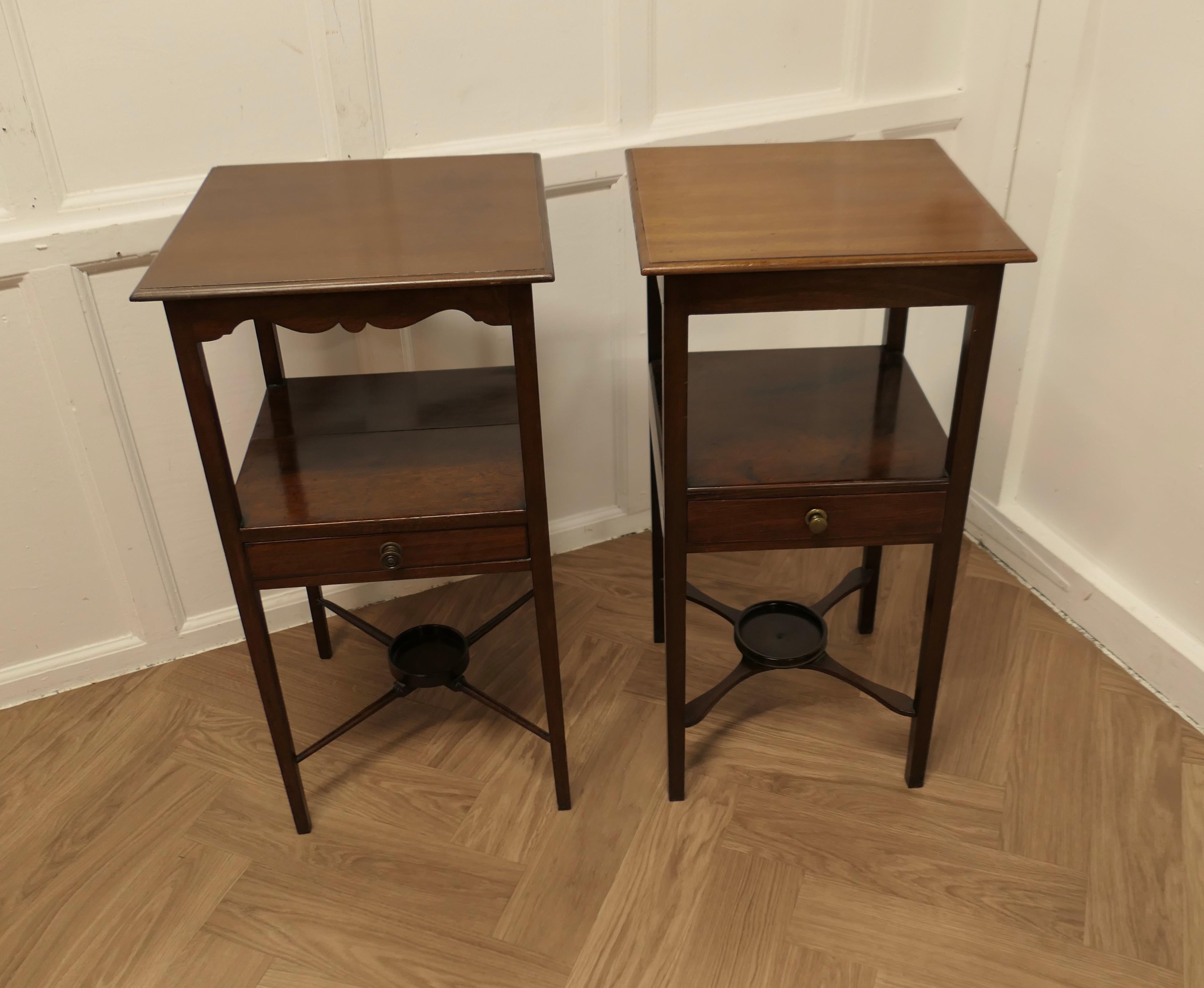 A Near Pair of Georgian Style, Side or Bedside Tables  These are 2 very similar In Good Condition In Godshill, Isle of Wight
