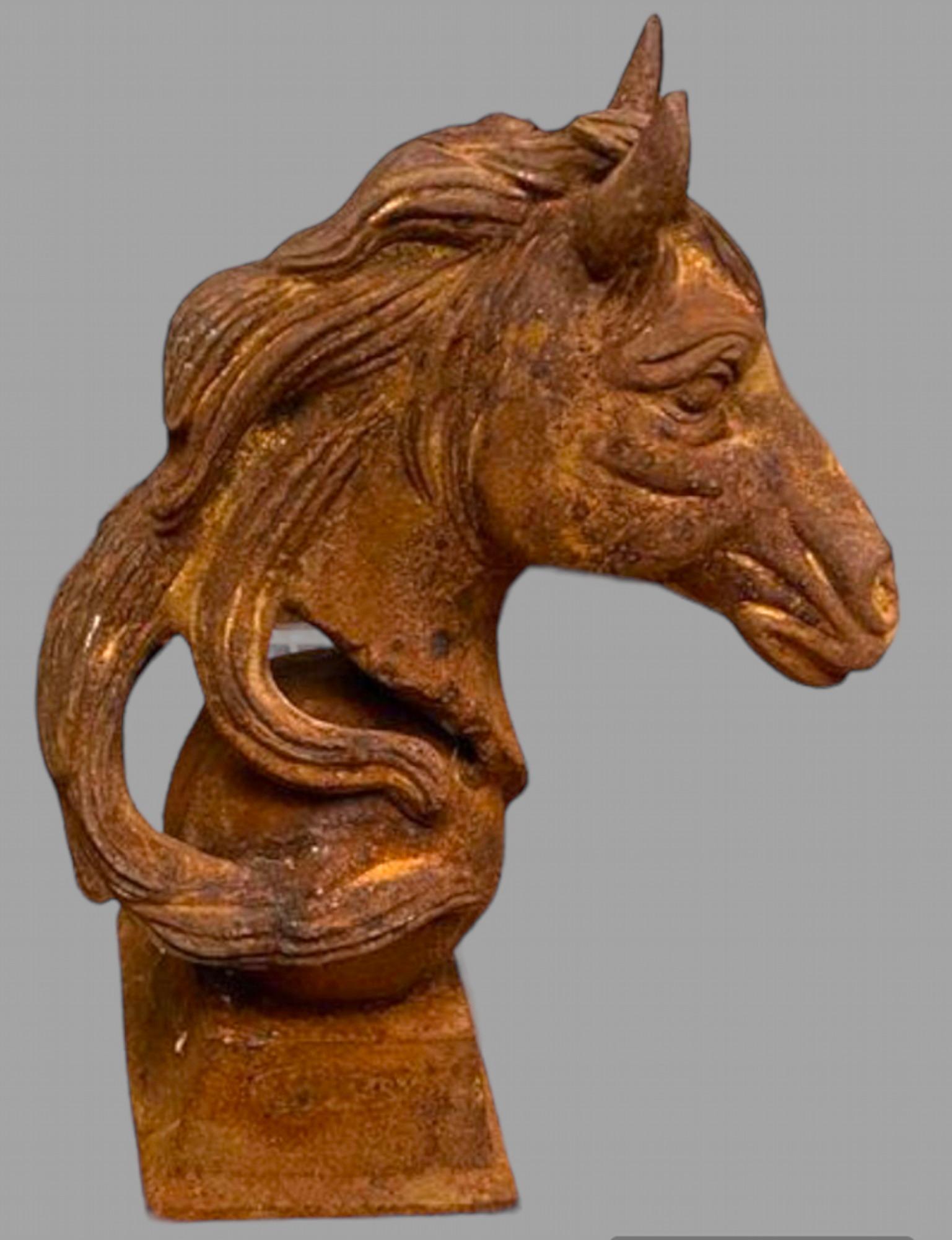 Mid-Century Modern Paire de grandes têtes de chevaux en fonte en vente