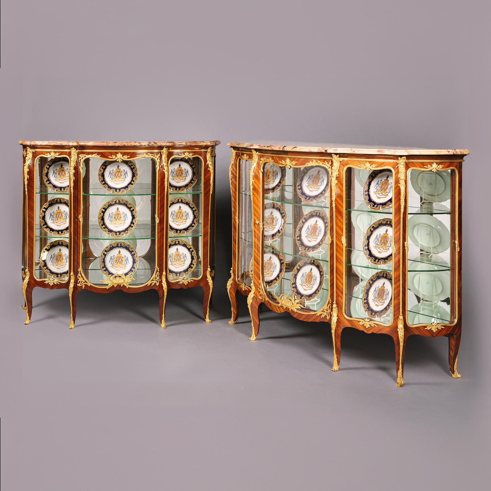 Pareja de vitrinas de caoba con montura de bronce dorado de la Belle Époque, por François Linke, París

Cada una con encimera de mármol brêche d'alep perfilado. Las puertas centrales y los paneles acristalados desconchados con marcos de bronce
