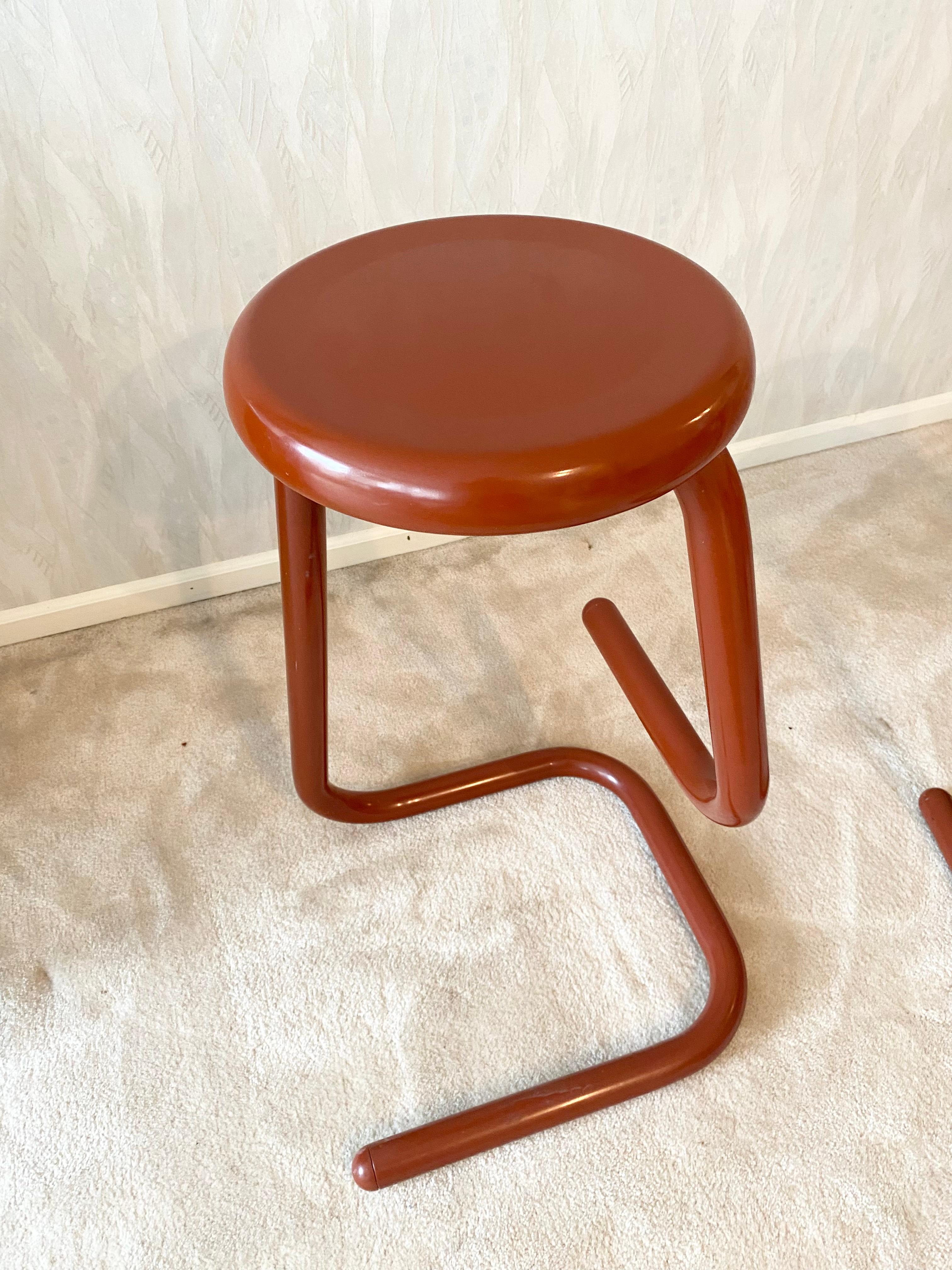 Near Perfect Pair of Red Vintage 1980s K700 Paperclip Stools by Kinetics In Good Condition In North Vancouver, BC