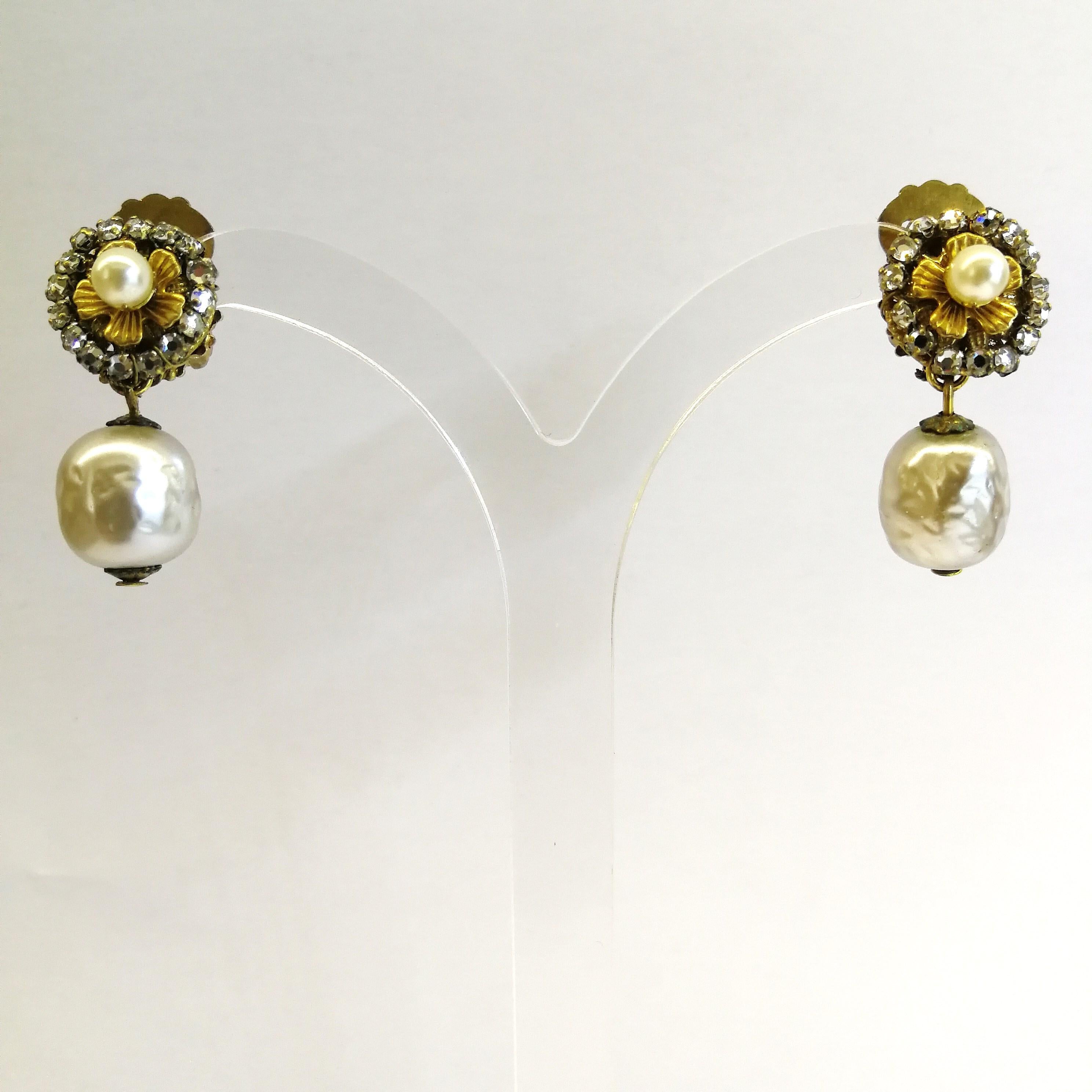 A necklace and earrings of gilded metal, paste and baroque pearl, Miriam Haskell 7