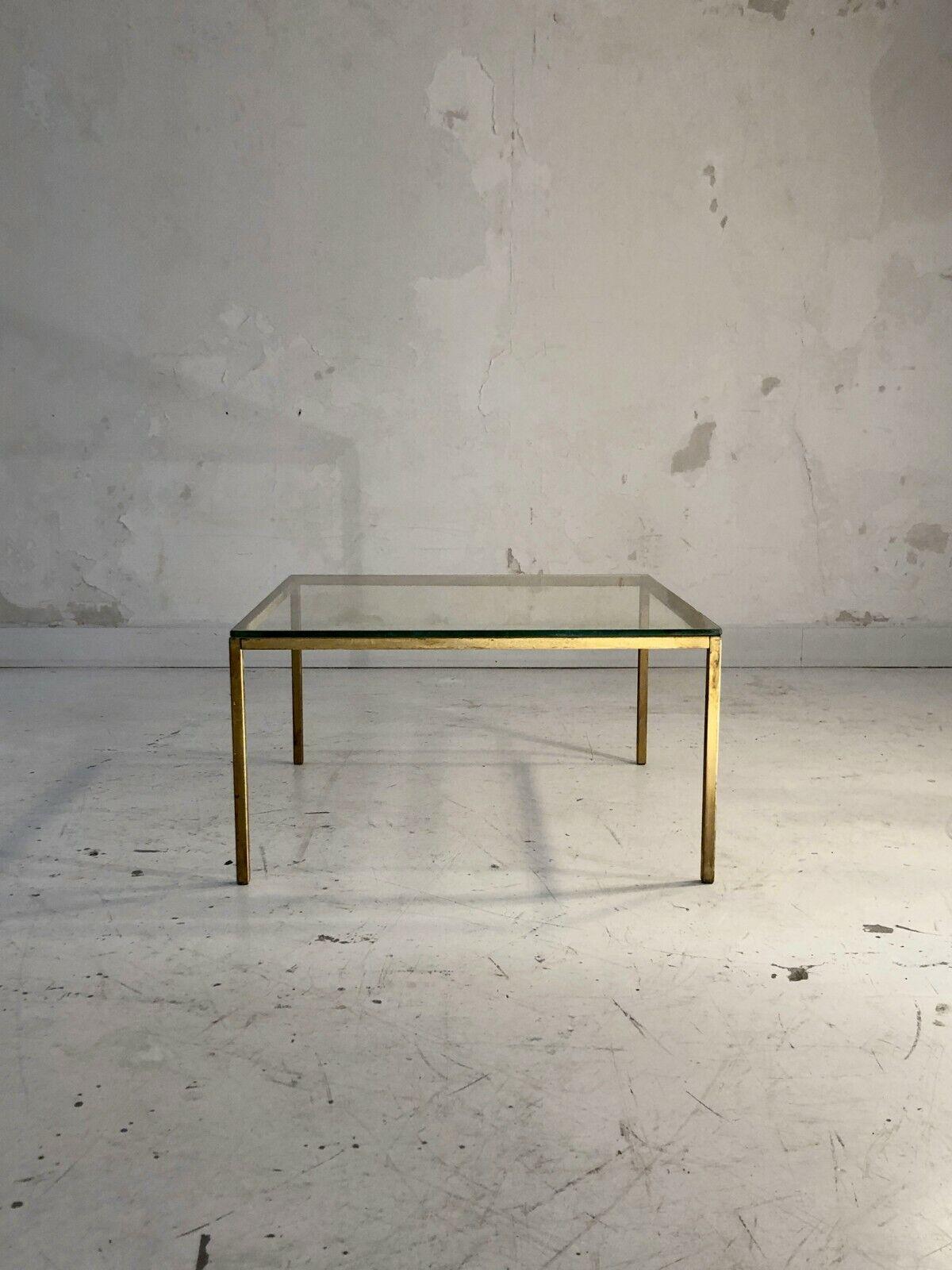 Table basse carrée, élégante et minimale, Art-déco, Post-Moderniste, Shabby-Chic, structure métallique rigoureuse à section carrée dorée et patinée, plateau en verre épais aux bords arrondis, dans l'esprit de Roger Thibier, à attribuer, France