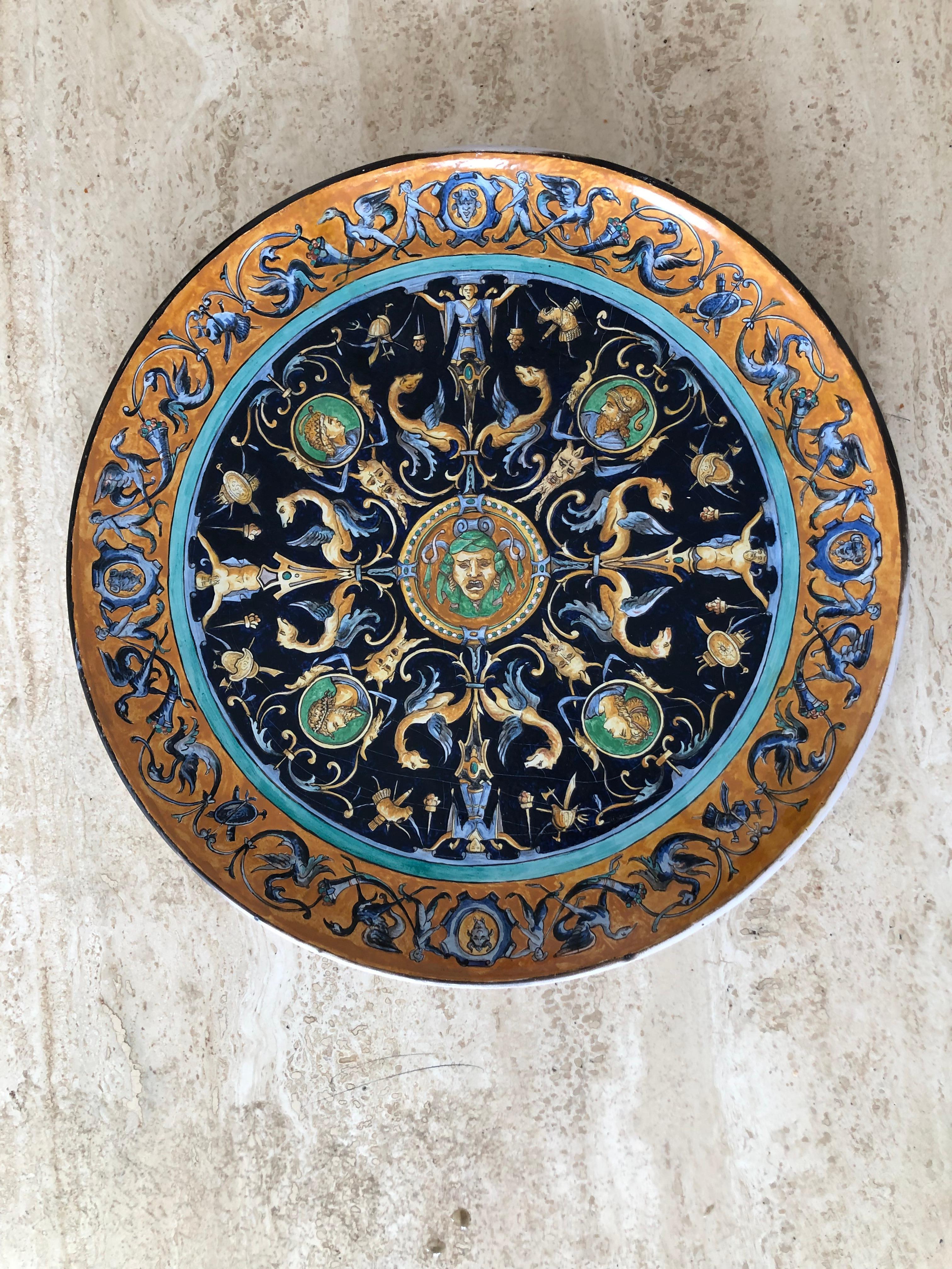 Un eccezionale, raro e grande piatto decorativo, Art Decor, Art Nouveau, Modernista, Shabby-Chic, in ceramica circolare spessa con rare, complesse e superbe decorazioni figurative, opera di Emile Balon, Scuola di Blois, Francia 1900. 

DIMENSIONI: D