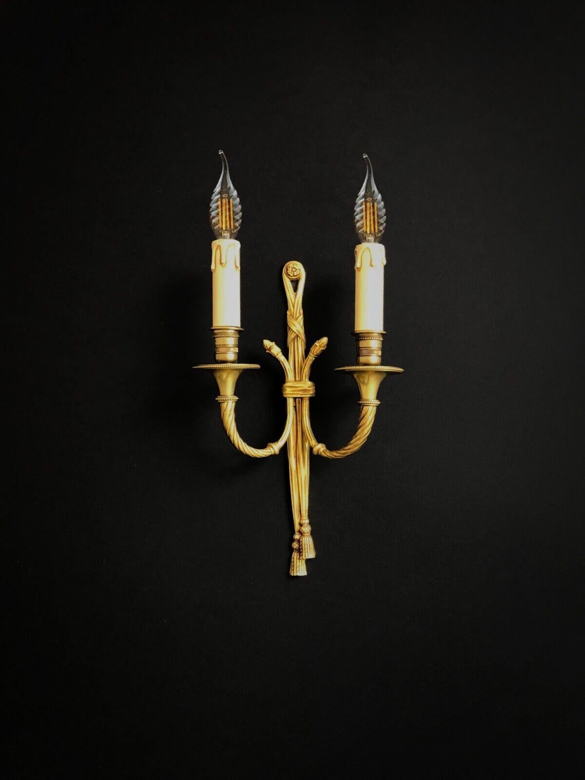 An elegant and luxurious wall light with 2 arms of light, Art-Deco, Neo-Classical, Shabby-Chic, classic 2-arm body with very refined bronze drapery and trimmings decorations, Maison Baguès, France 1960-1970.

DIMENSIONS: H 30 x L 23.5 x D 10