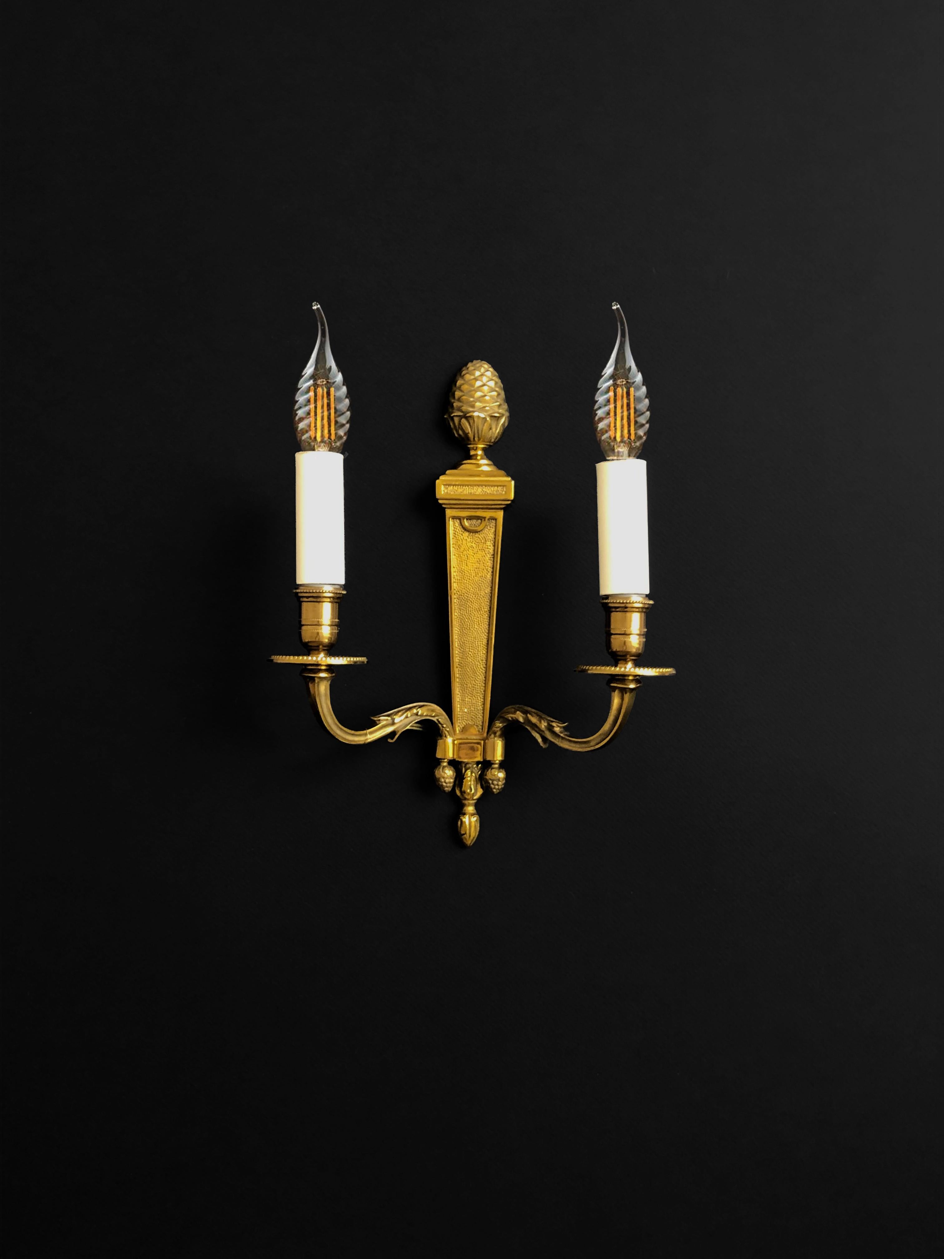 An elegant and luxurious wall light with 2 arms of light, Empire, Art-Deco, Neo-Classic, Shabby-Chic, classic body with 2 arms with very refined bronze decorations, Maison Baguès, France 1960-1970.

We pictured this applique with decorative bulbs