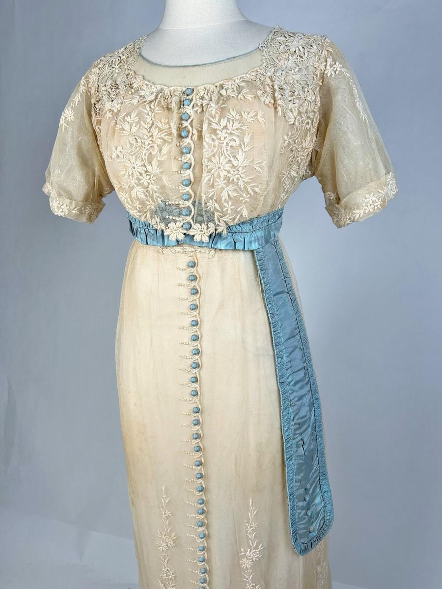 A neo-classical dress in embroidered cotton tulle and taffeta -France Circa 1910 For Sale 6