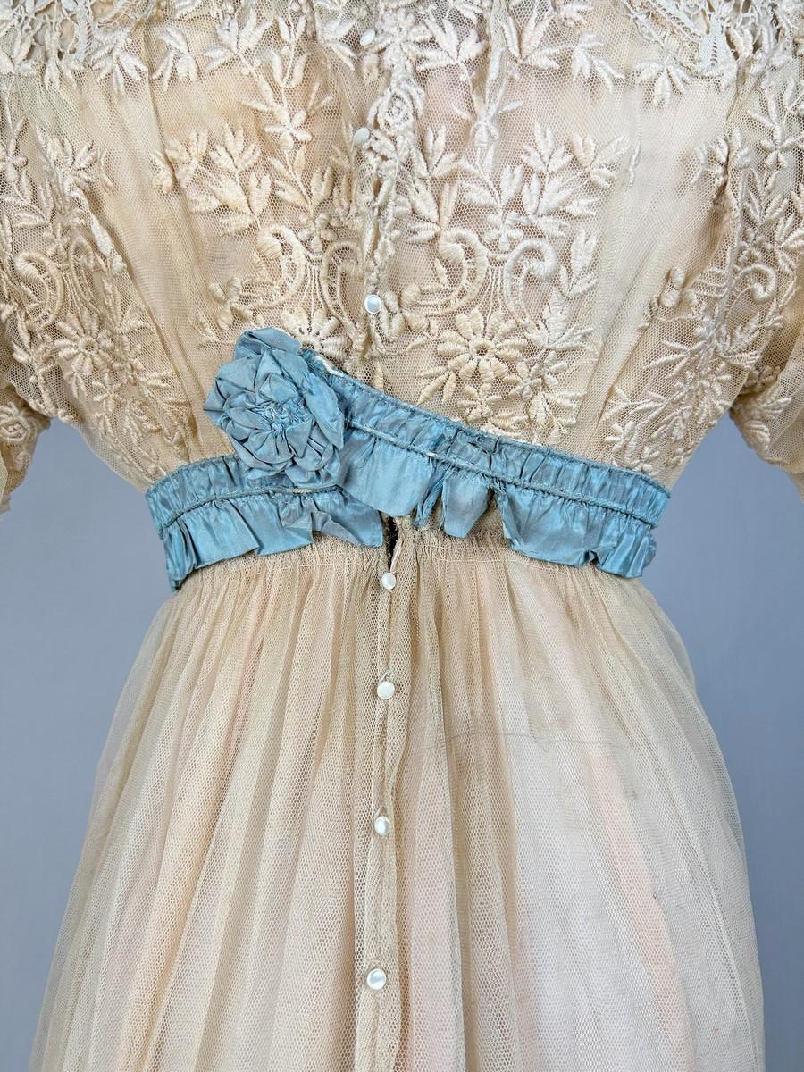 A neo-classical dress in embroidered cotton tulle and taffeta -France Circa 1910 For Sale 7