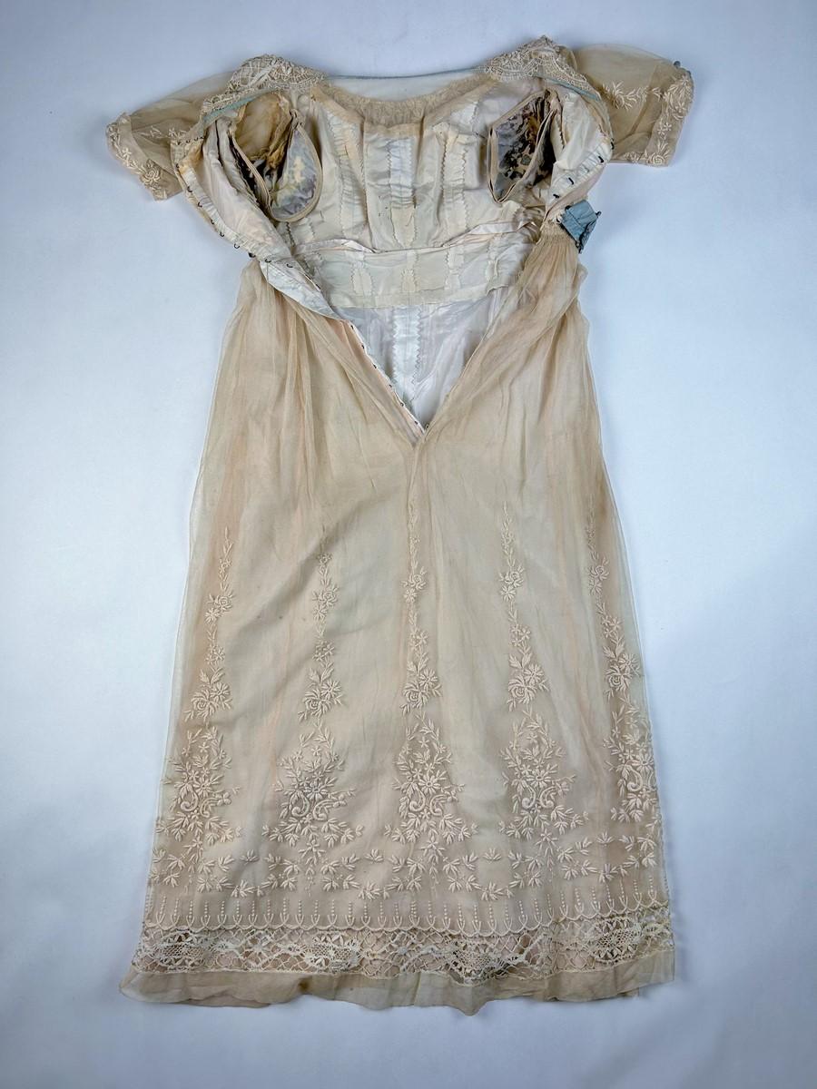 A neo-classical dress in embroidered cotton tulle and taffeta -France Circa 1910 For Sale 8