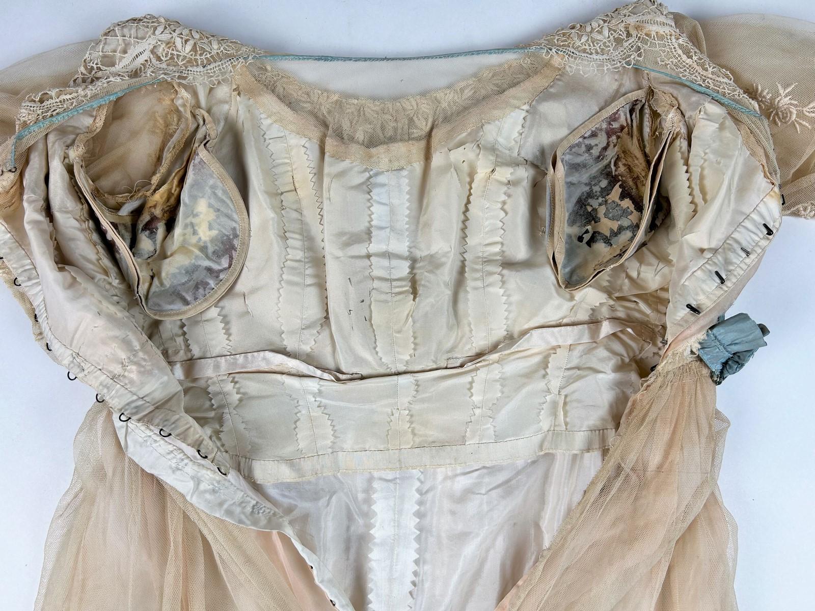 A neo-classical dress in embroidered cotton tulle and taffeta -France Circa 1910 For Sale 9