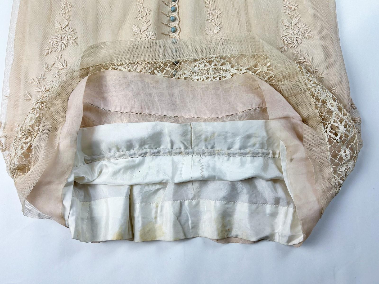 A neo-classical dress in embroidered cotton tulle and taffeta -France Circa 1910 For Sale 10