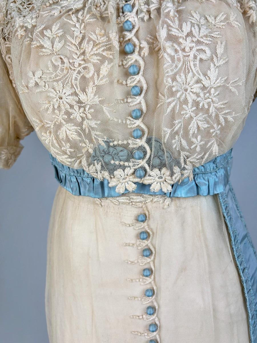 A neo-classical dress in embroidered cotton tulle and taffeta -France Circa 1910 In Good Condition For Sale In Toulon, FR