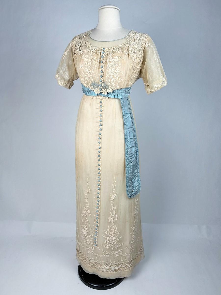 Women's A neo-classical dress in embroidered cotton tulle and taffeta -France Circa 1910 For Sale