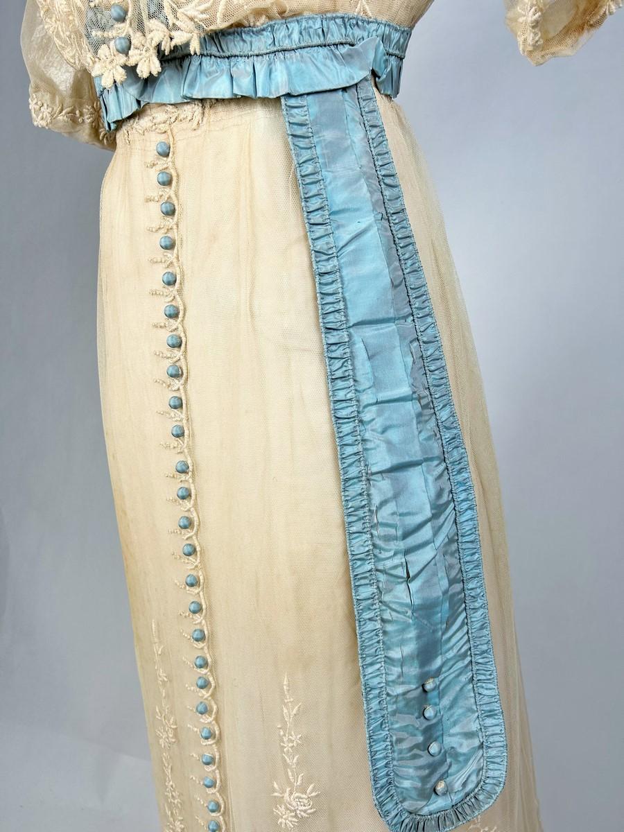 A neo-classical dress in embroidered cotton tulle and taffeta -France Circa 1910 For Sale 1