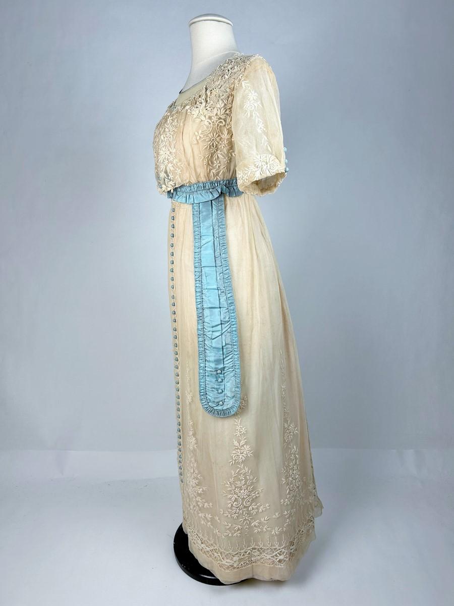 A neo-classical dress in embroidered cotton tulle and taffeta -France Circa 1910 For Sale 1