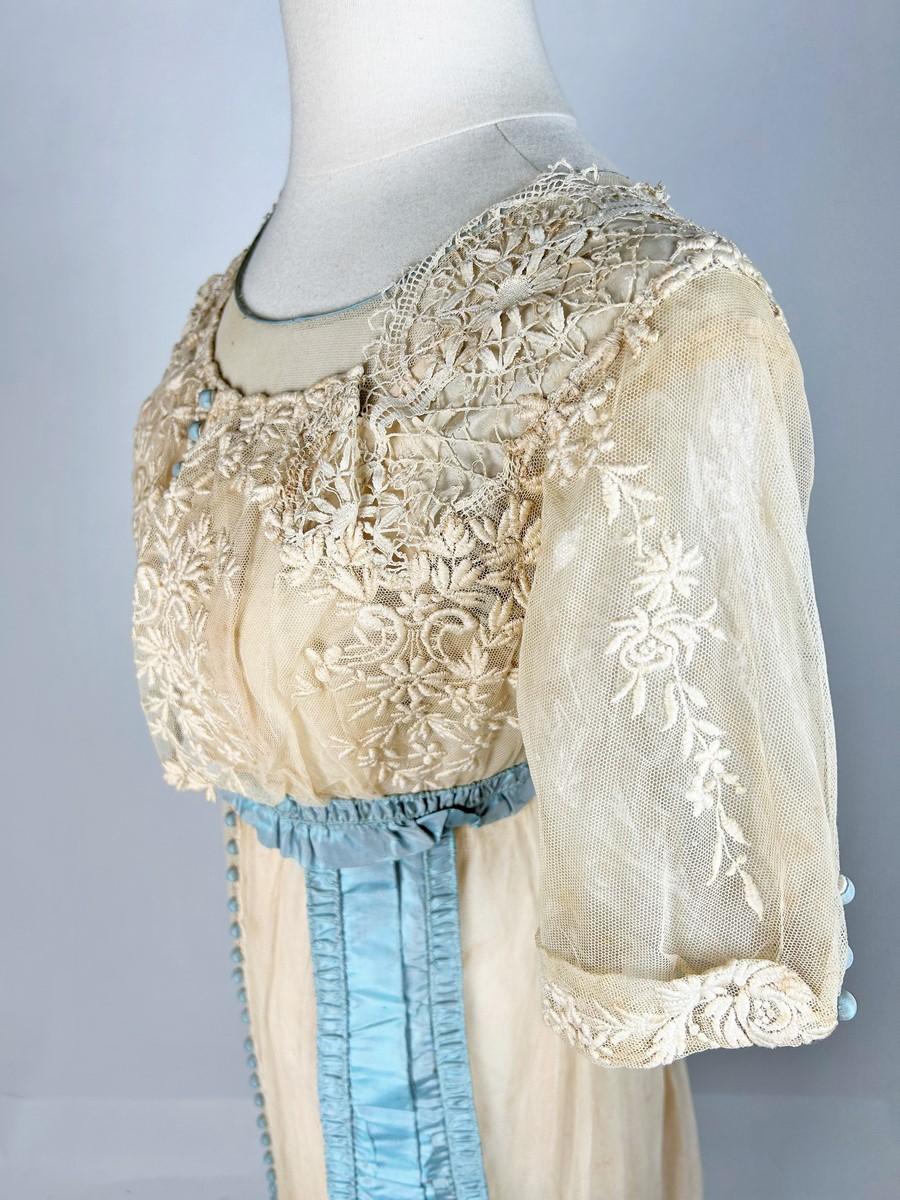 A neo-classical dress in embroidered cotton tulle and taffeta -France Circa 1910 For Sale 3