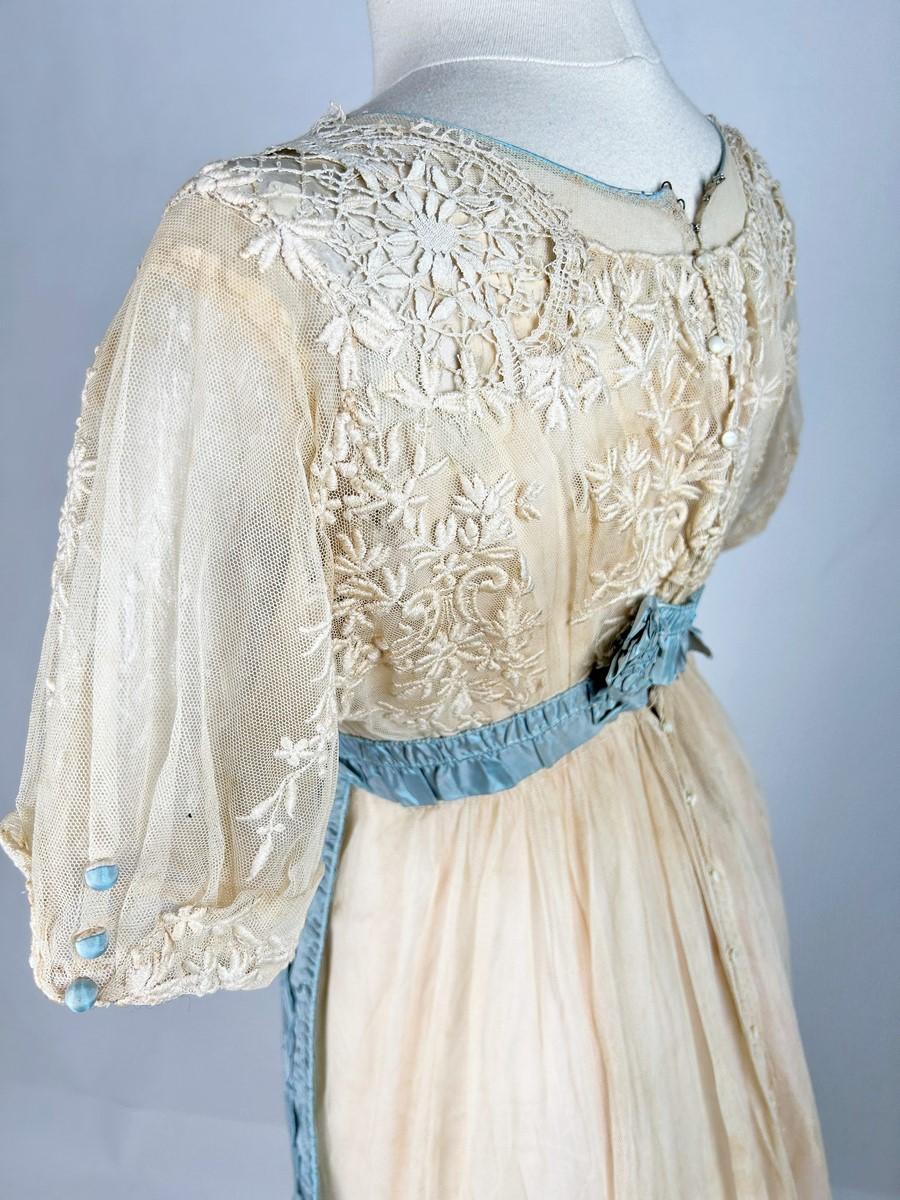 A neo-classical dress in embroidered cotton tulle and taffeta -France Circa 1910 For Sale 4