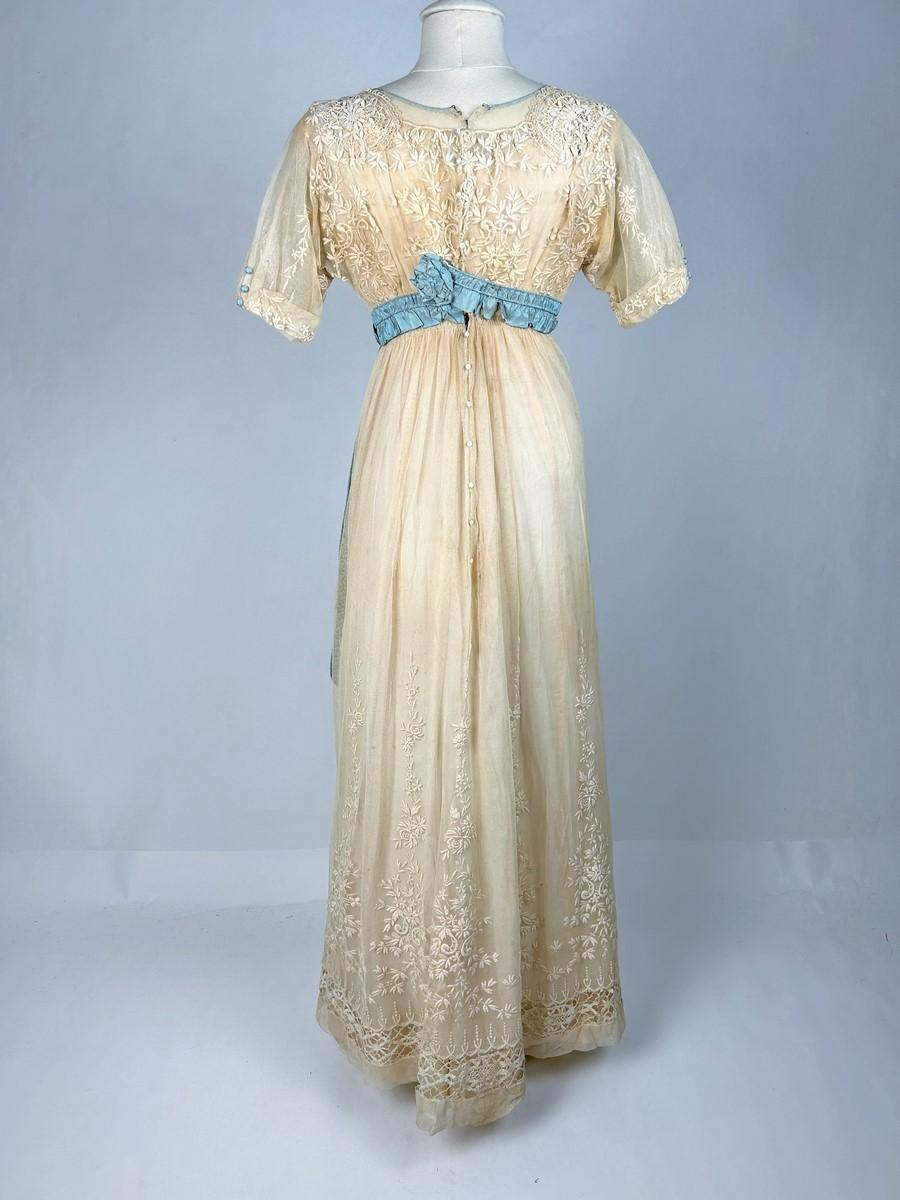 A neo-classical dress in embroidered cotton tulle and taffeta -France Circa 1910 For Sale 5