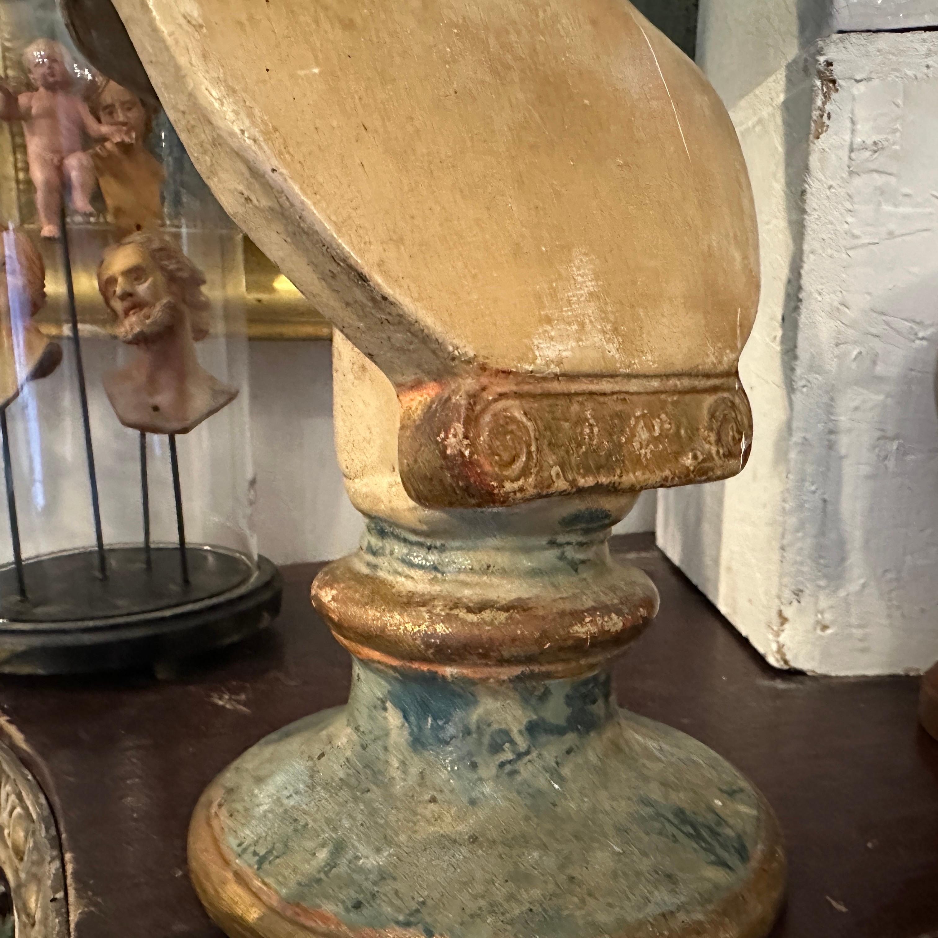 Busto di ragazzo in terracotta siciliana dipinto a mano in stile neo-classico. in vendita 2