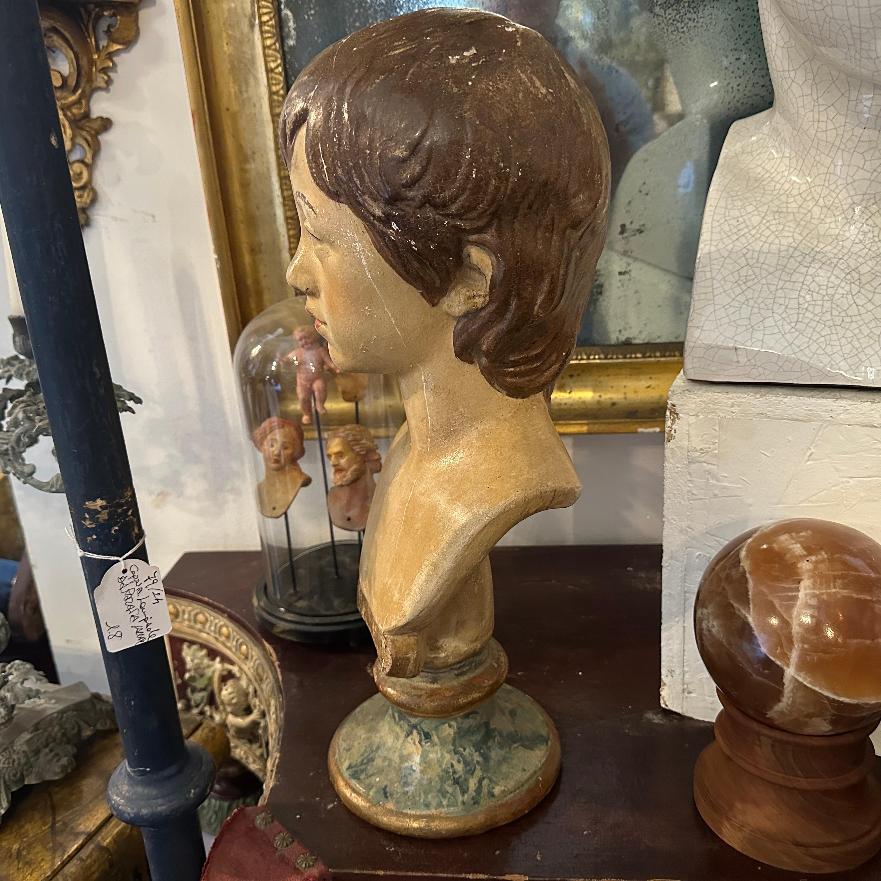 Busto di ragazzo in terracotta siciliana dipinto a mano in stile neo-classico. in vendita 3