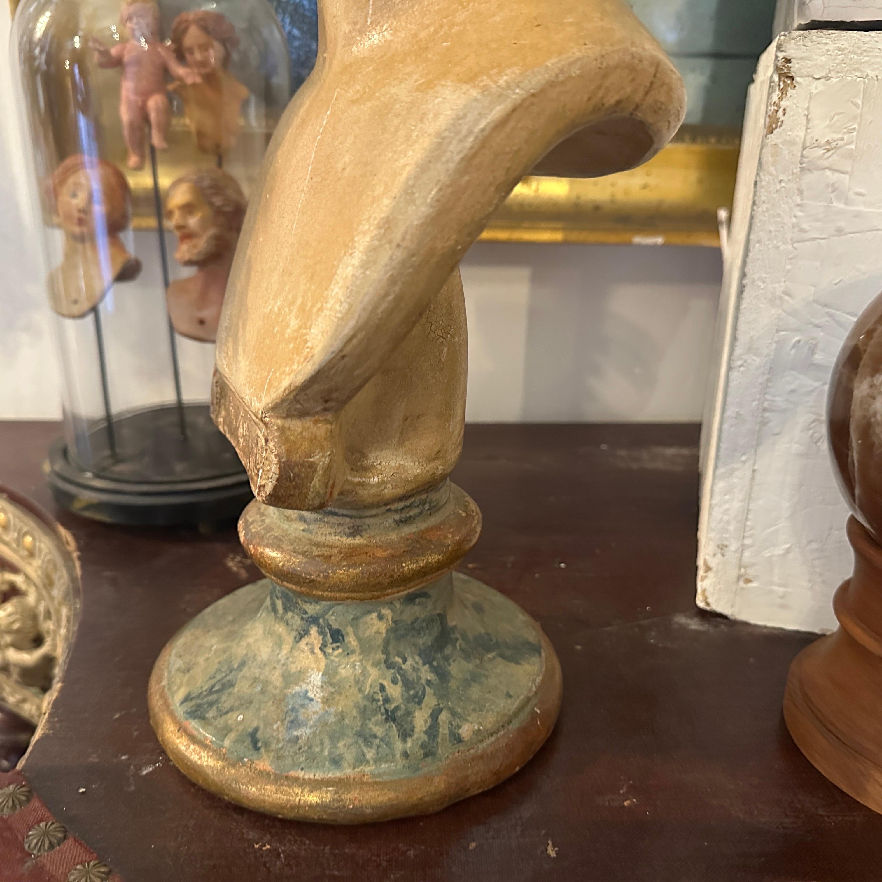 Uno splendido busto in terracotta dipinto a mano di epoca neoclassica proveniente dalla Sicilia. Questo pezzo unico, che raffigura un ragazzo dai lineamenti sereni e dai capelli splendidamente dipinti, cattura l'essenza dell'arte classica con