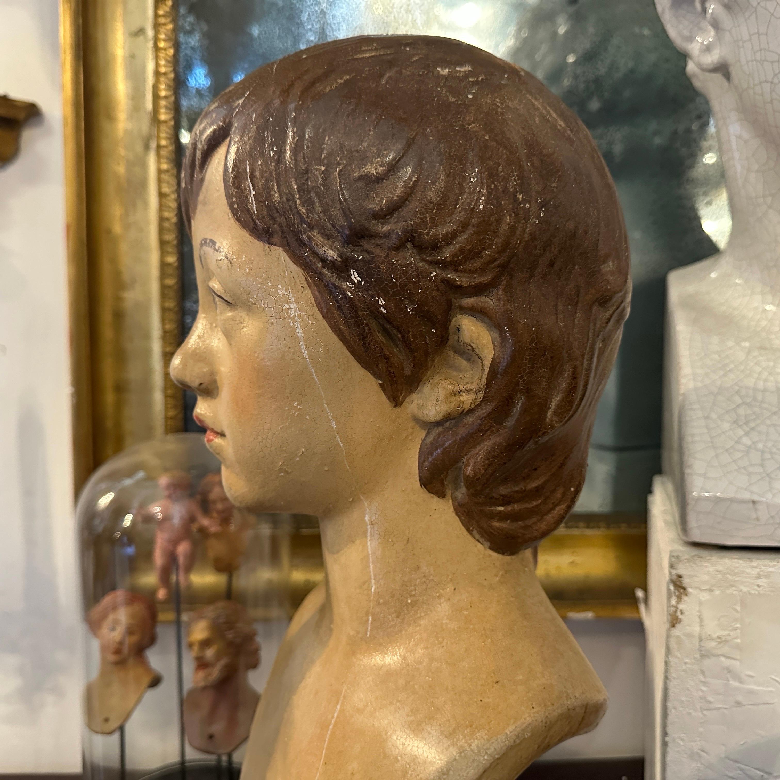 Fatto a mano Busto di ragazzo in terracotta siciliana dipinto a mano in stile neo-classico. in vendita