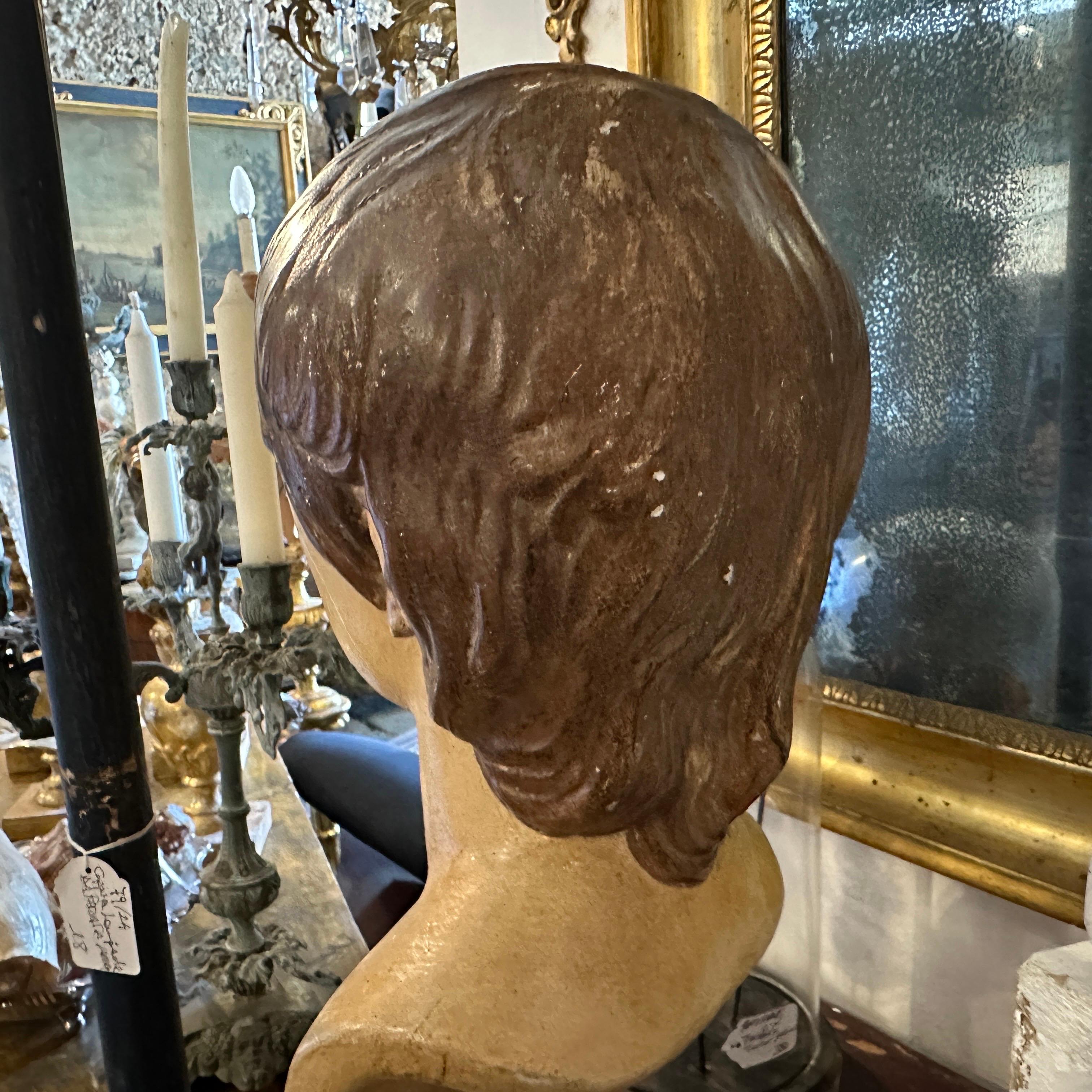 Busto di ragazzo in terracotta siciliana dipinto a mano in stile neo-classico. In condizioni buone in vendita a Catania, Sicilia