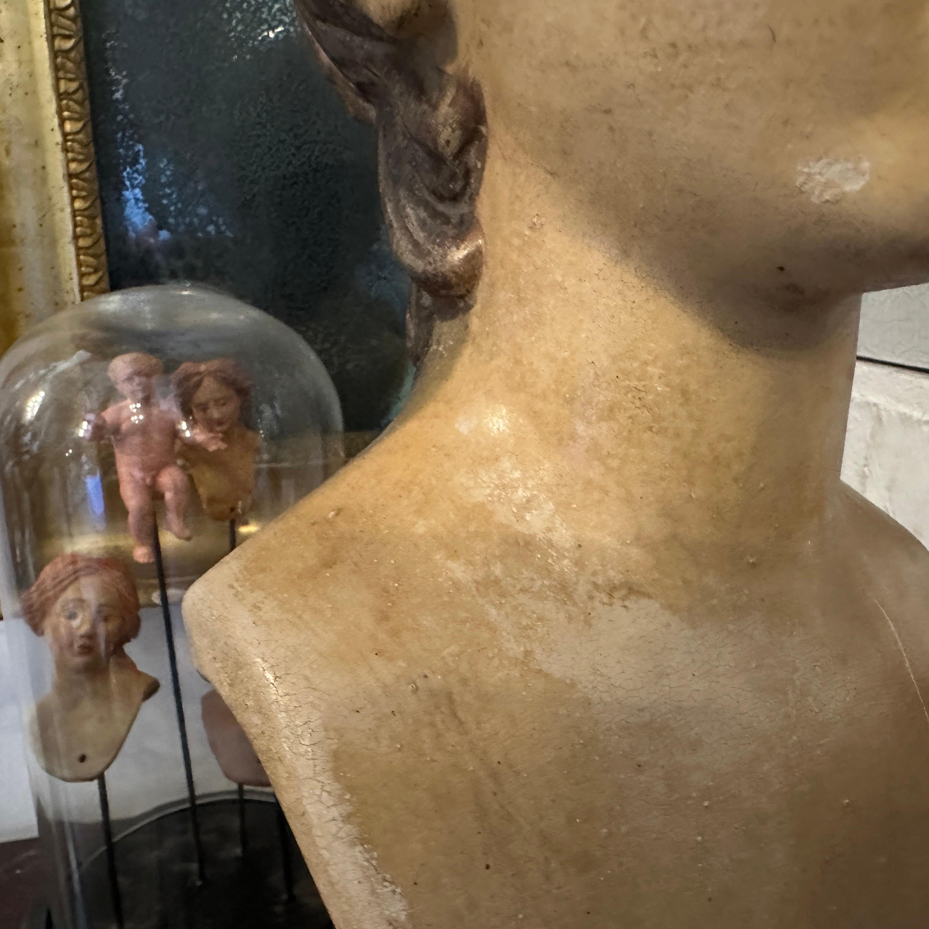 Busto di ragazzo in terracotta siciliana dipinto a mano in stile neo-classico. in vendita 1