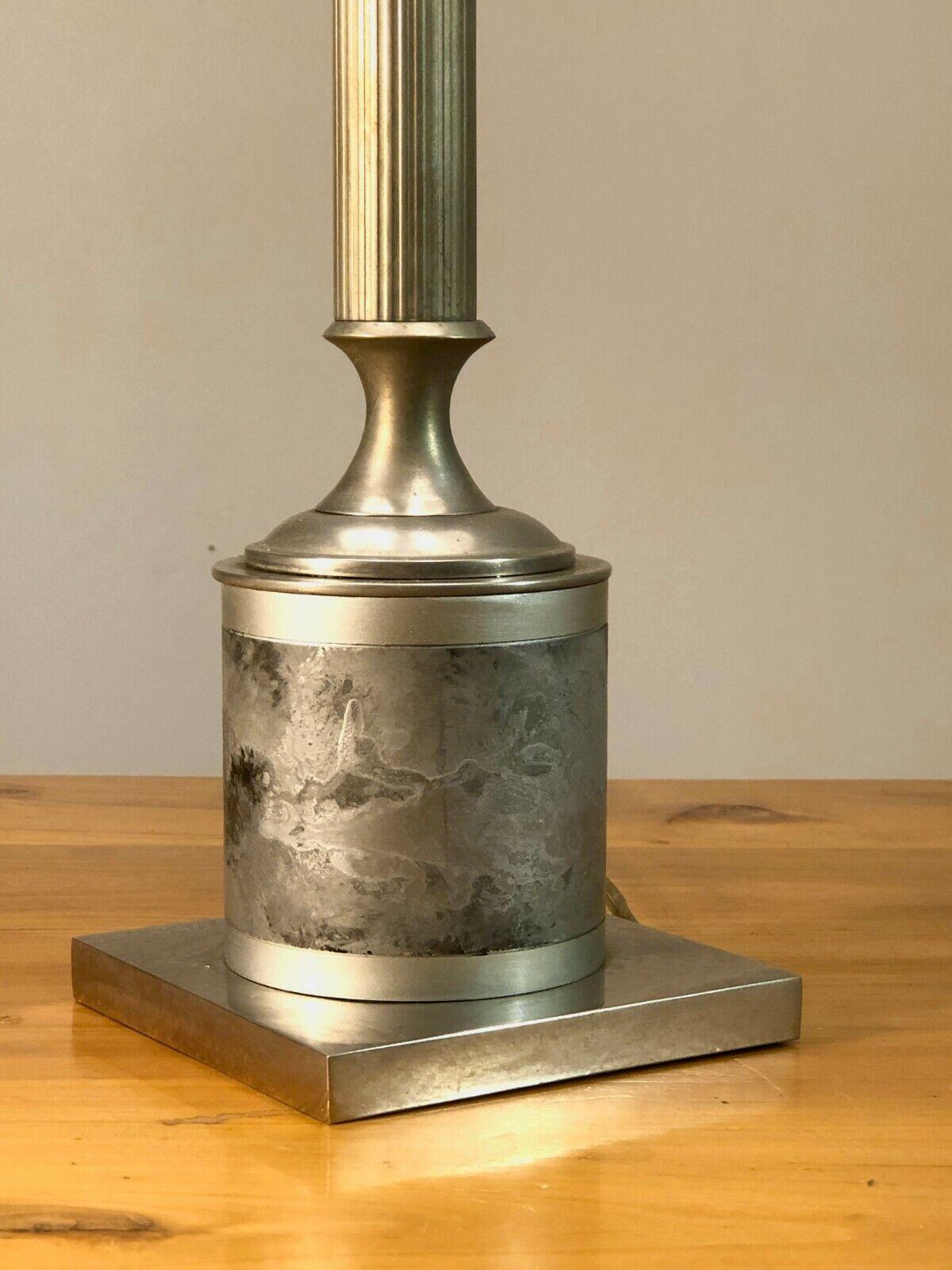 A NEO-CLASSICAL SHABBY-CHIC TABLE LAMP von MAISON CHARLES, Frankreich 1970 im Angebot 3