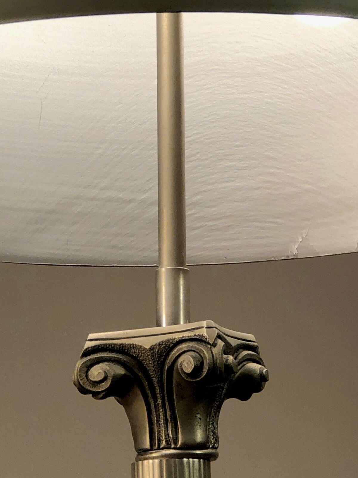 A NEO-CLASSICAL SHABBY-CHIC TABLE LAMP by MAISON CHARLES, France 1970 In Good Condition For Sale In PARIS, FR