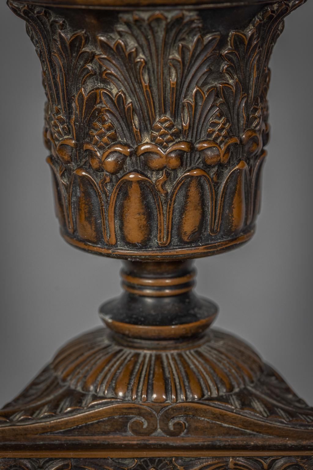 Bronze Lampe de style néo-classique en bronze patiné, E.F. Caldwell, début du XXe siècle en vente