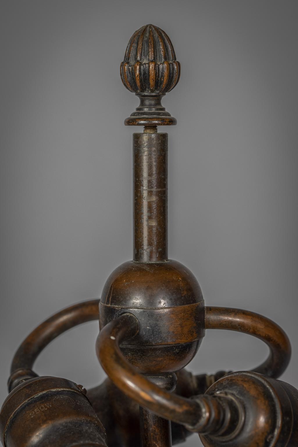 Lampe de style néo-classique en bronze patiné, E.F. Caldwell, début du XXe siècle en vente 1
