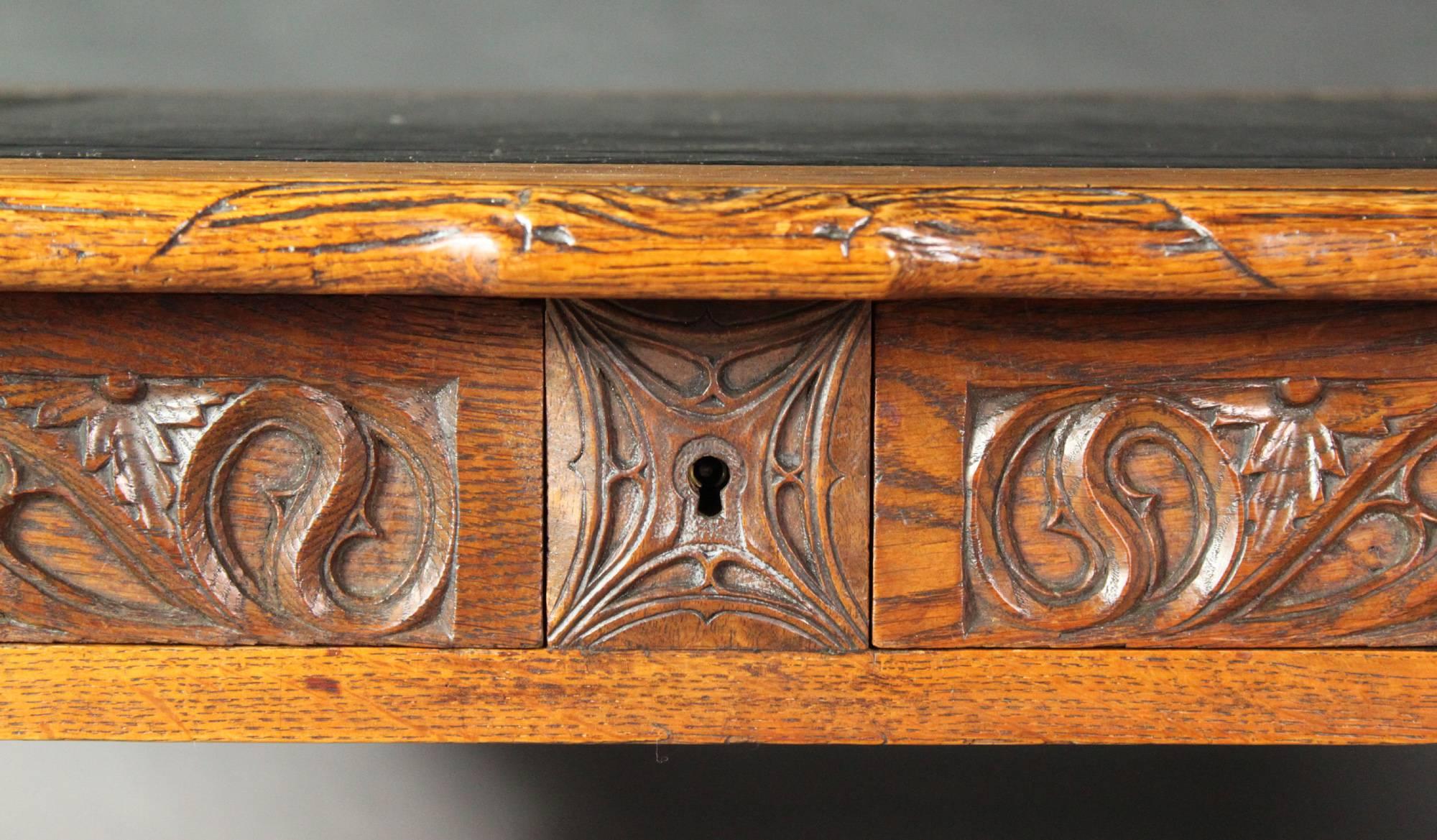 Schreibtisch aus neogotischem Eichenholz (Englisch) im Angebot