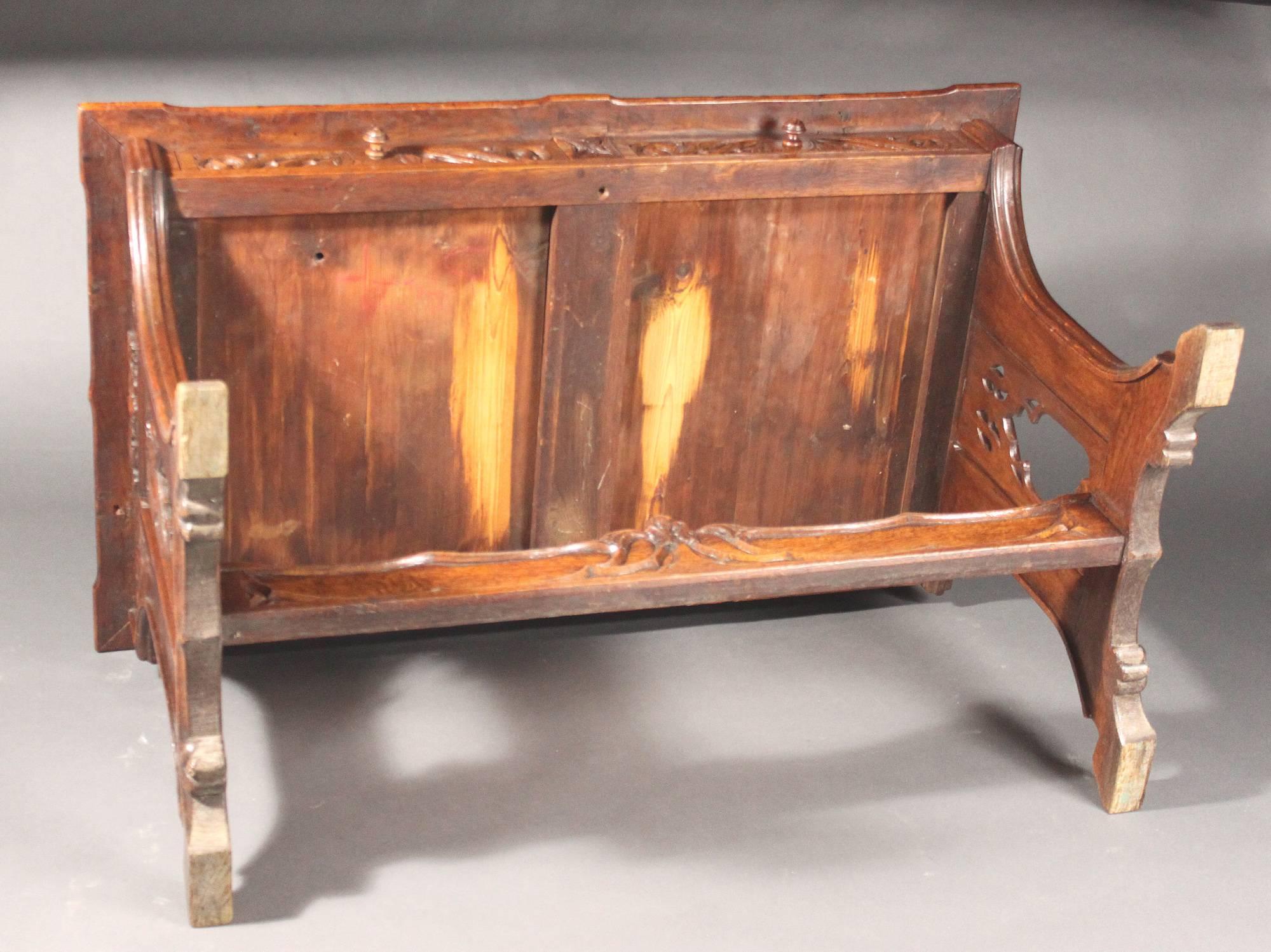 Schreibtisch aus neogotischem Eichenholz im Angebot 2