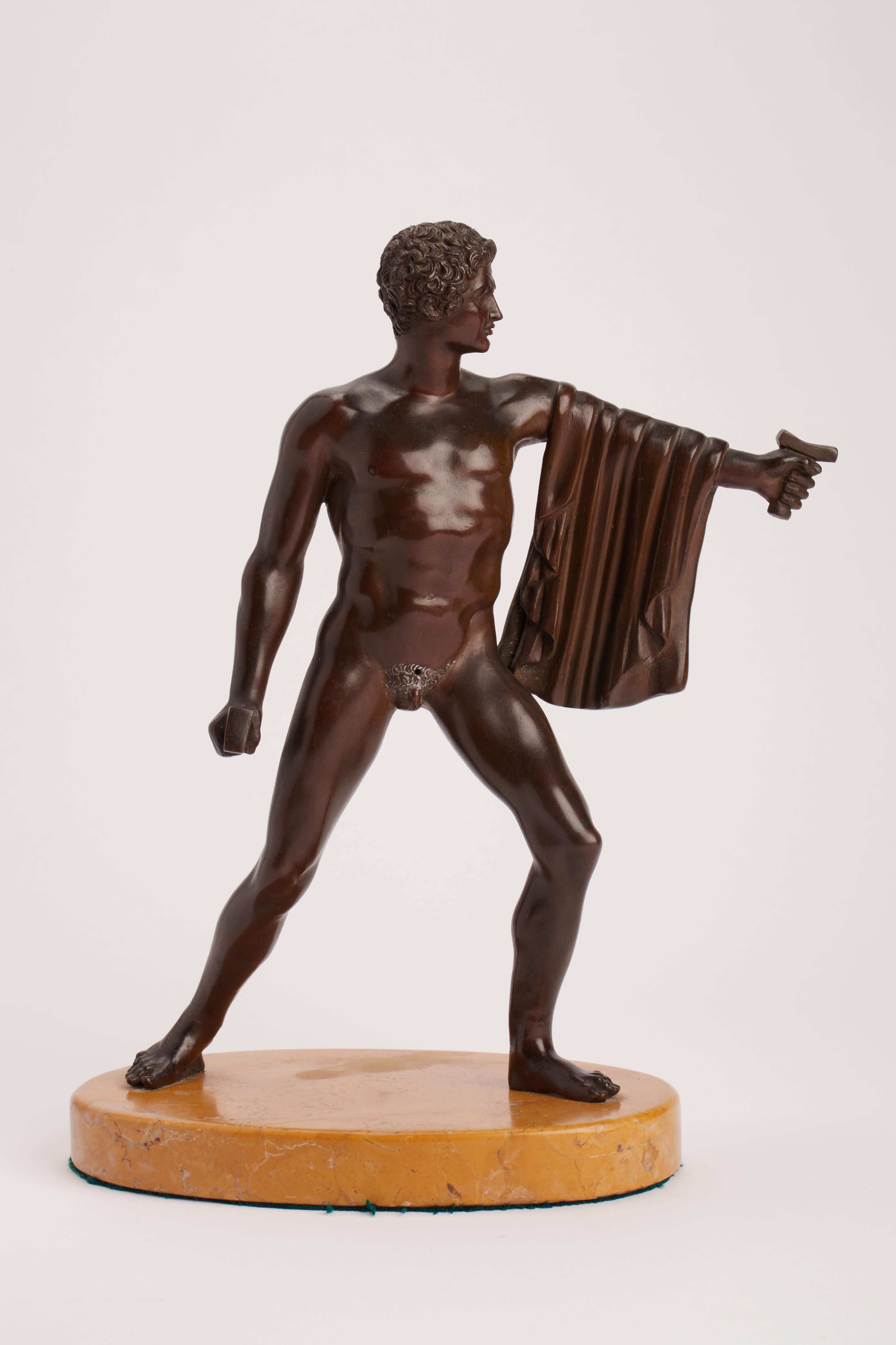 Raffinatissima scultura neoclassica in bronzo del Grand Tour, con processo a cera persa, raffigurante il guerriero Protesilao. Base ovale in marmo giallo di Siena. Roma, Italia Prima metà del XIX secolo.