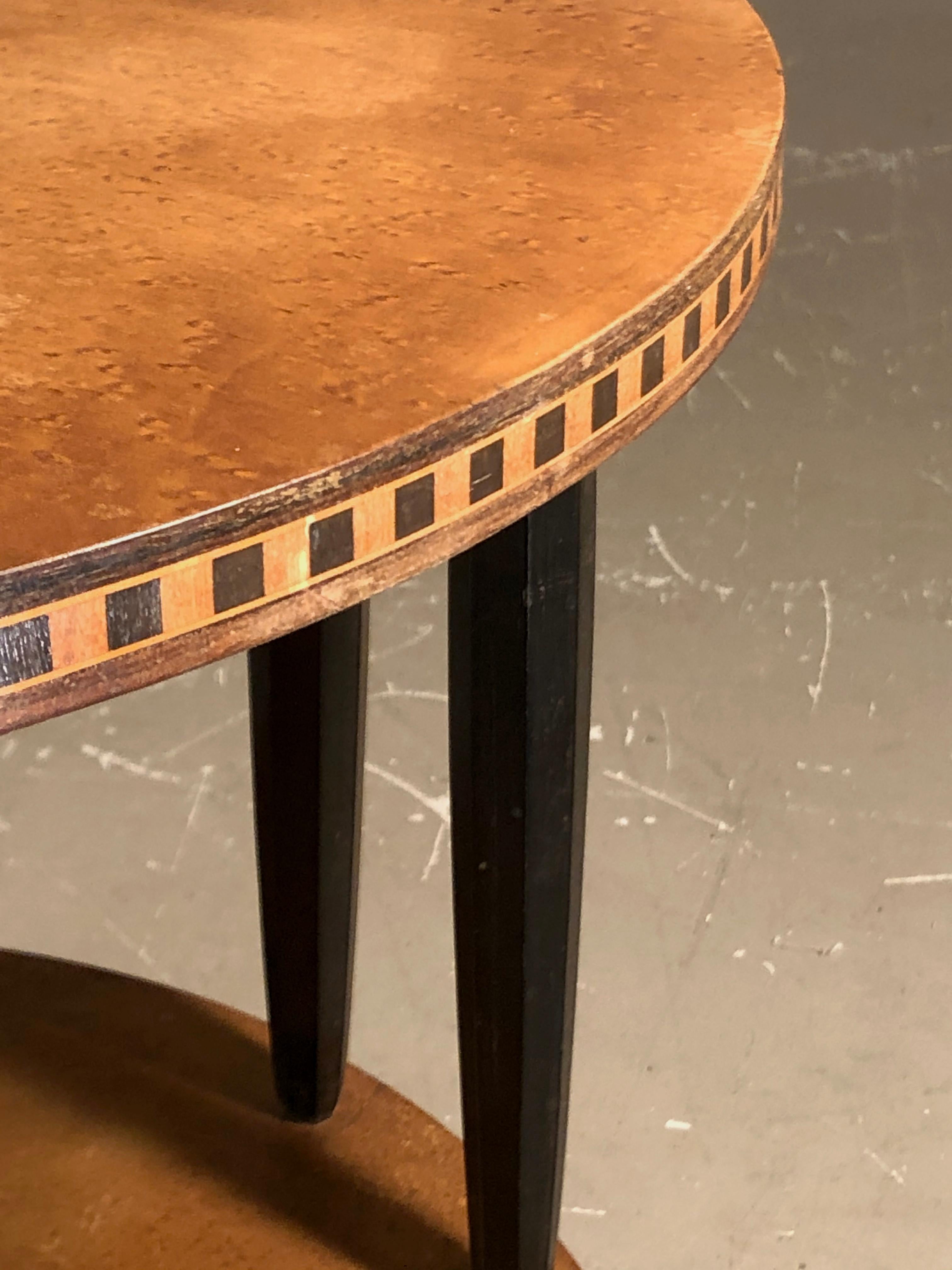 A NEOCLASSICAL ART-DECO GUERIDON in the spirit of E.J. RUHLMANN, France 1930 In Good Condition For Sale In PARIS, FR