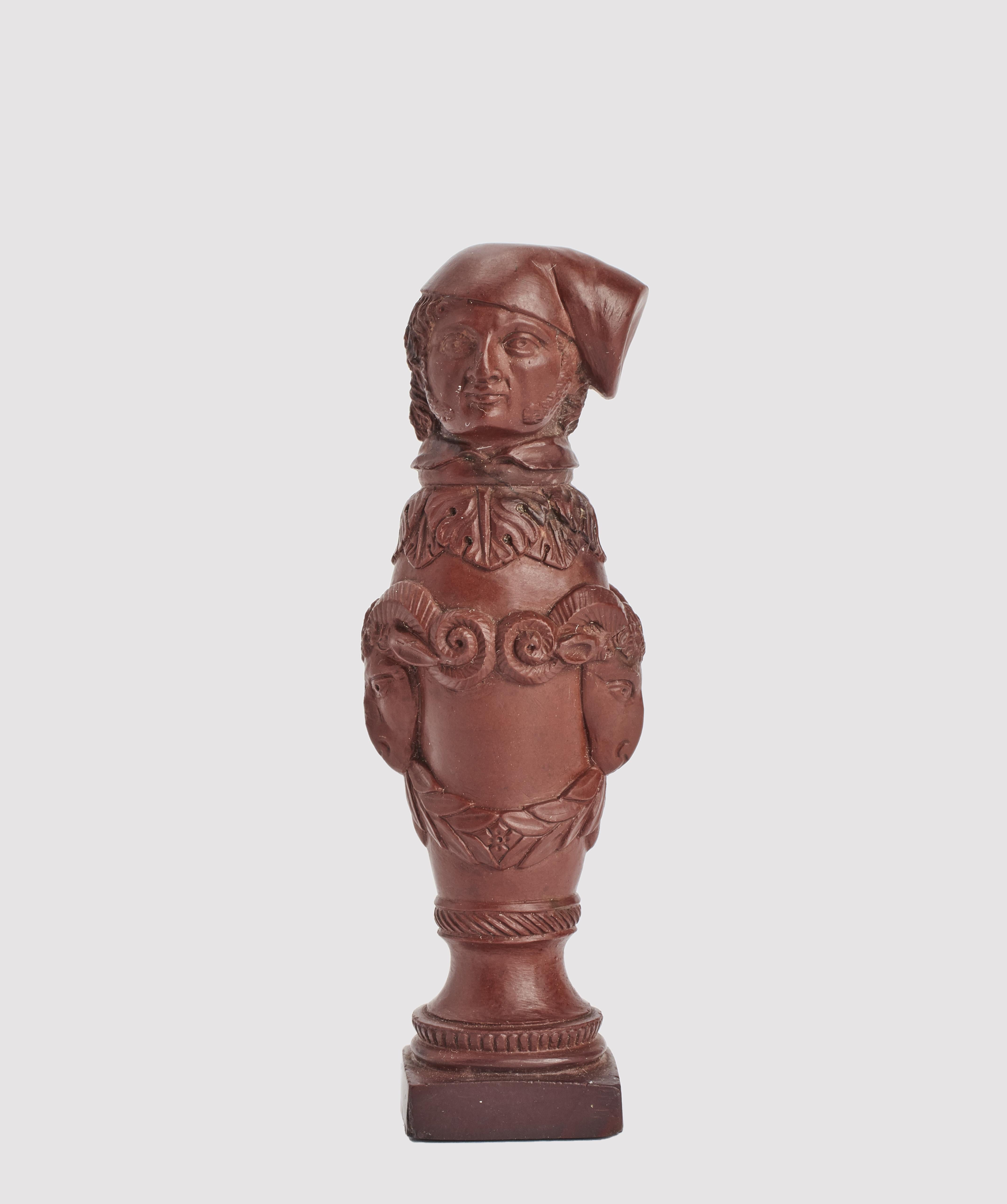 Sceau néoclassique du Grand Tour, sculpté et gravé dans la lave rouge, représentant la tête d'un personnage italien avec une CAP, des couronnes de laurier et des feuilles d'acanthe, avec deux têtes de bélier de part et d'autre. Le tout sur une