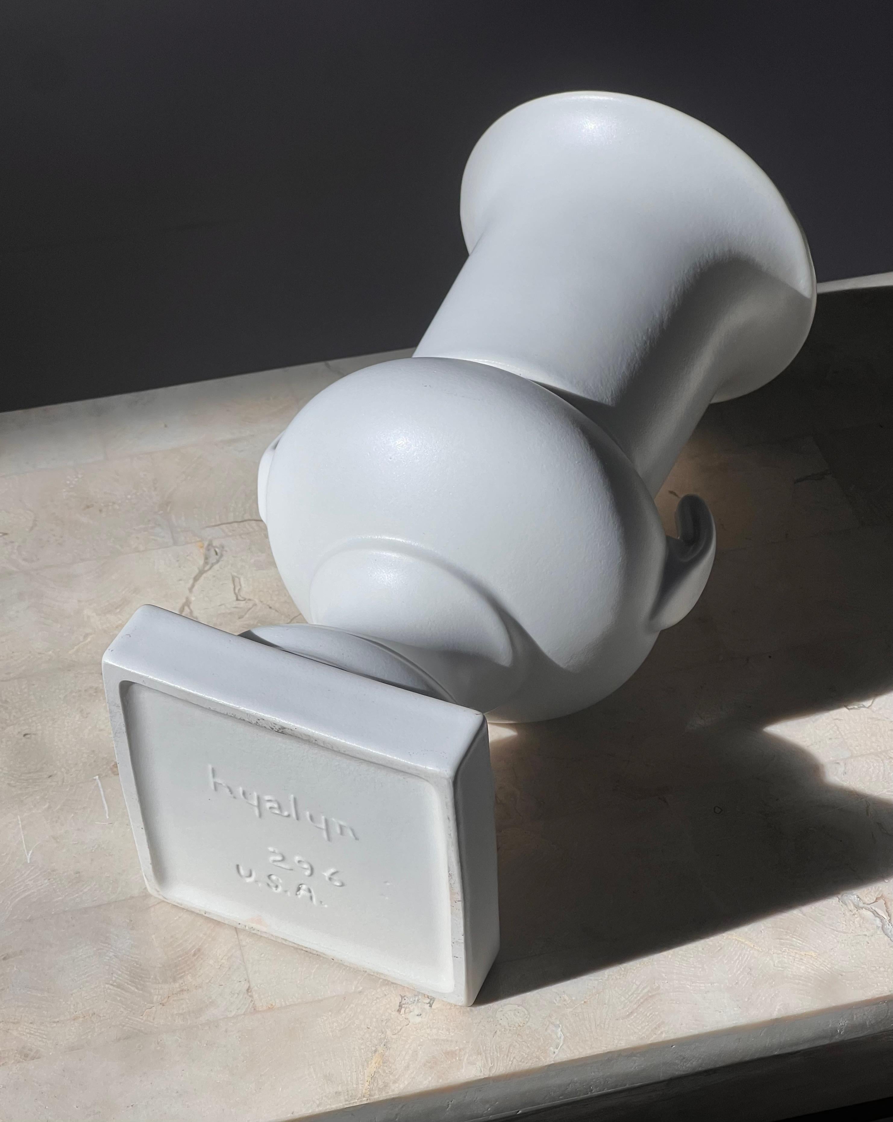 Urna neoclassica in ceramica opaca di Hyalyn, metà del XX secolo in vendita 5