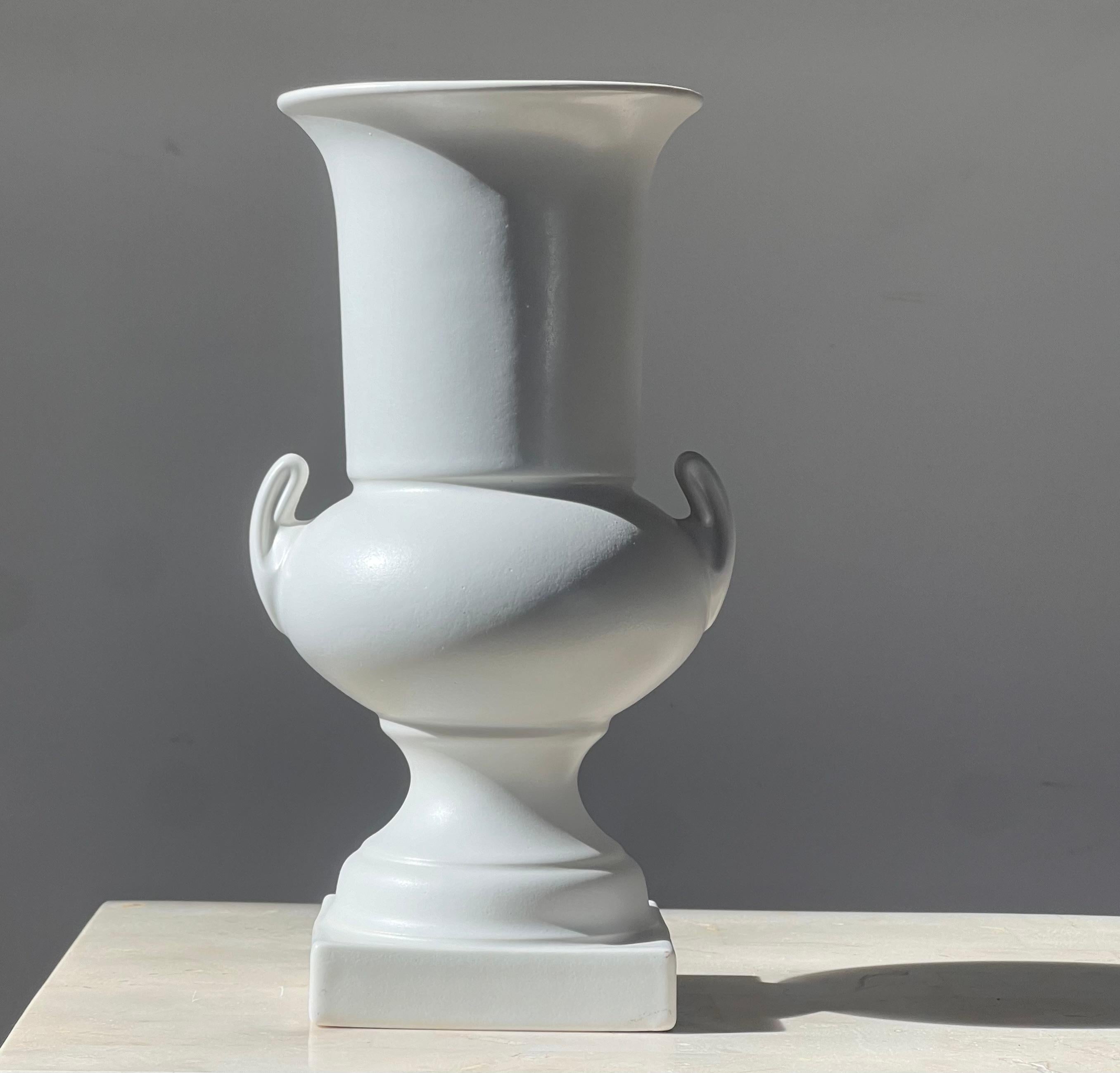Urna neoclassica in ceramica opaca di Hyalyn, metà del XX secolo in vendita 6